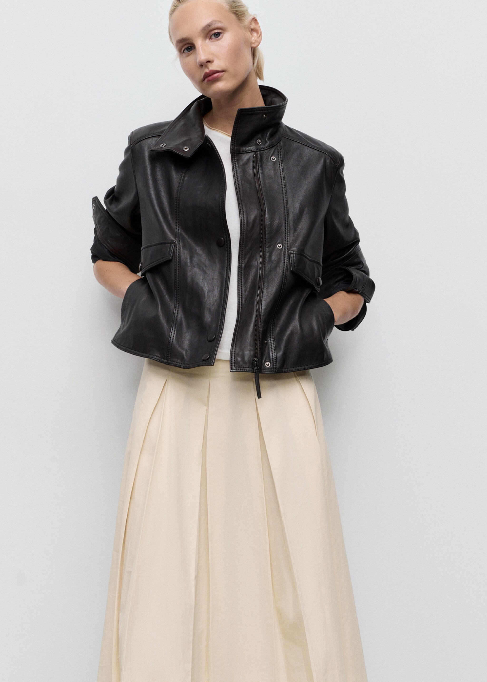 Pleated midi-skirt - Details of the article 1, Ivory White. Ref: 17084780-00.