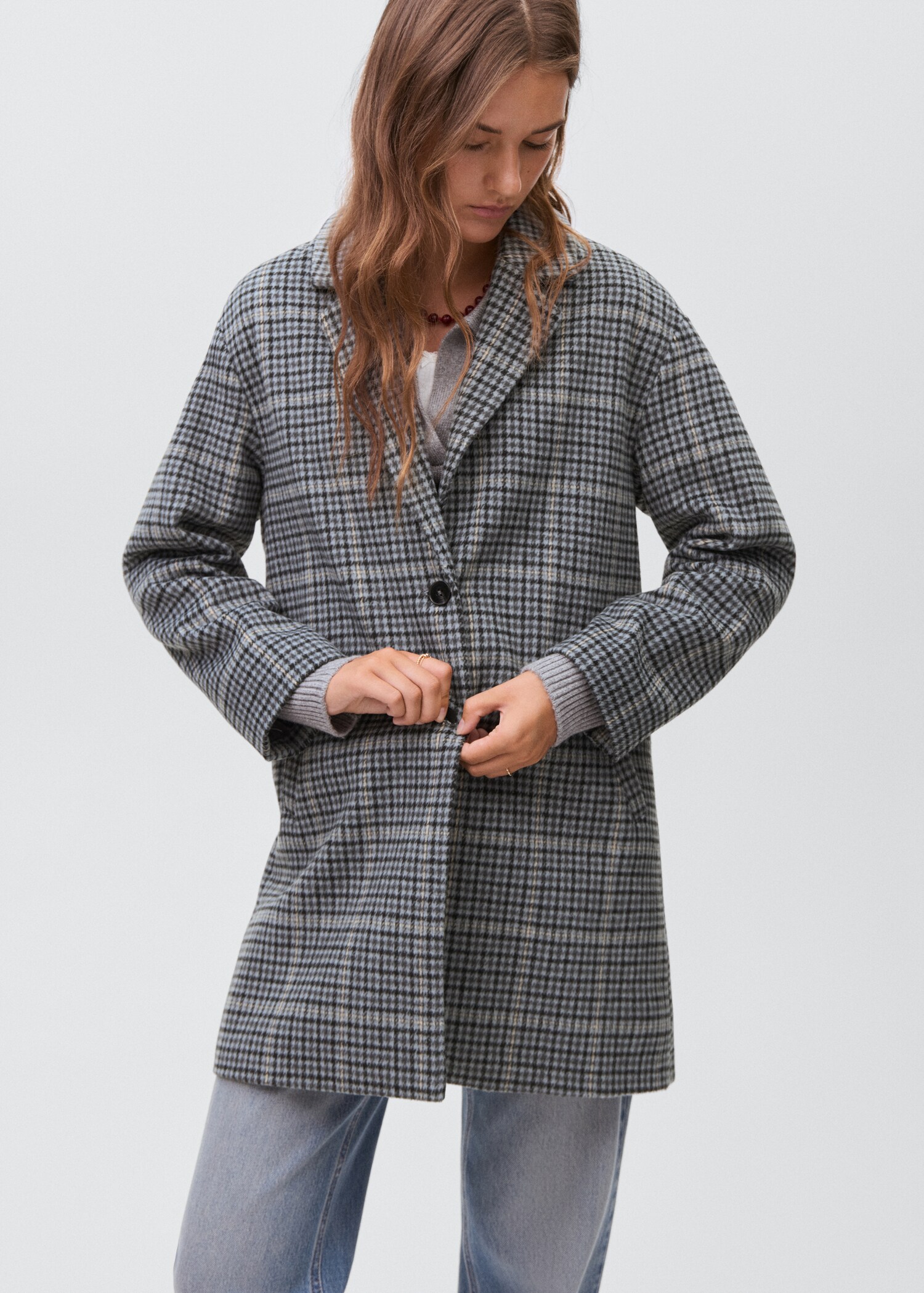 Manteau long à carreaux - Plan moyen