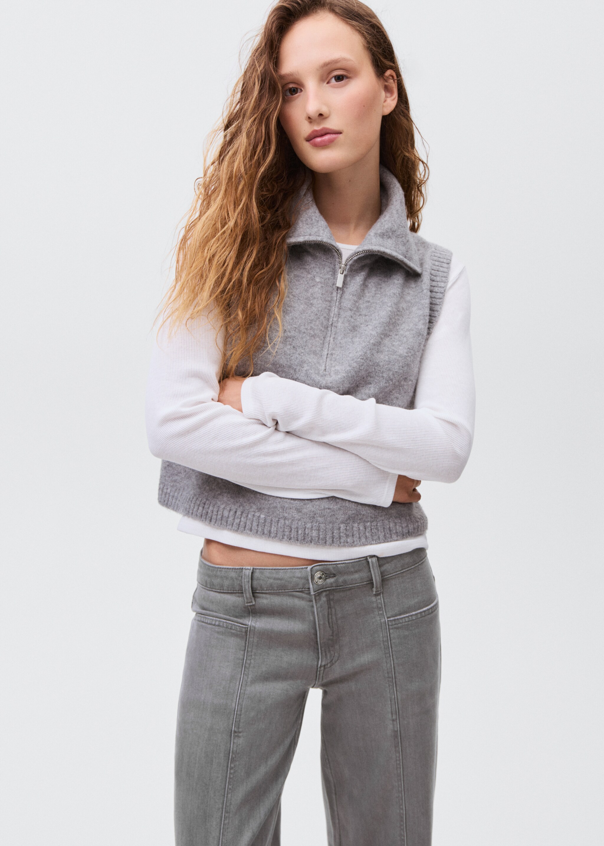 Jeans with embroidered stars - Details of the article 1, Denim Grey. Ref: 17084785-00.