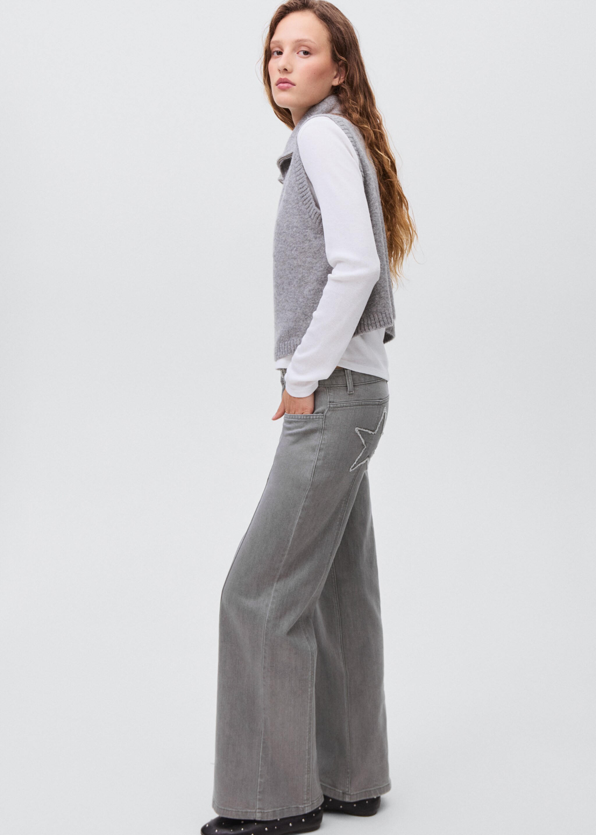 Jeans with embroidered stars - Details of the article 2, Denim Grey. Ref: 17084785-00.