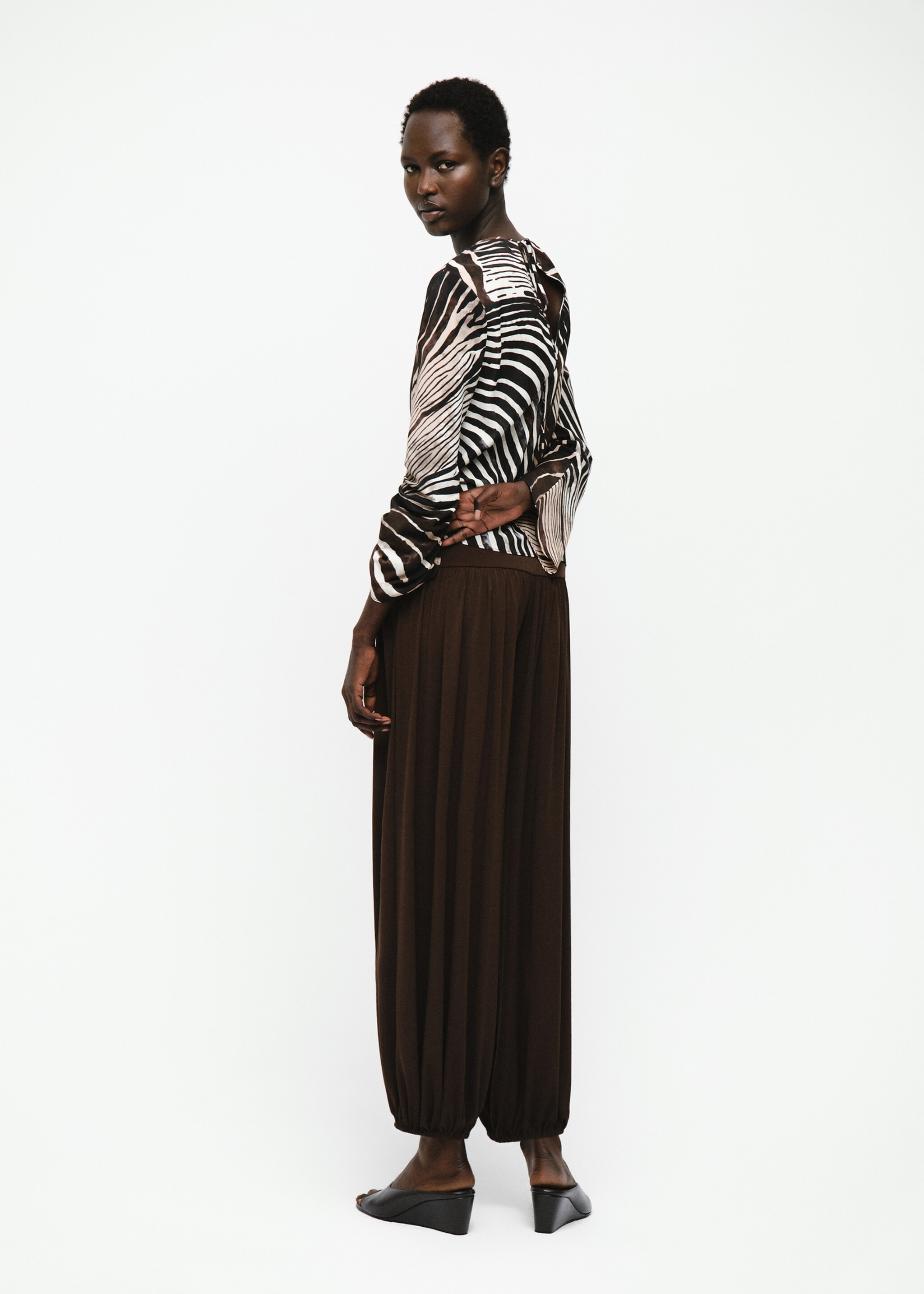 Zebra print blouse - Details of the article 6, Black. Ref: 17084786-00.