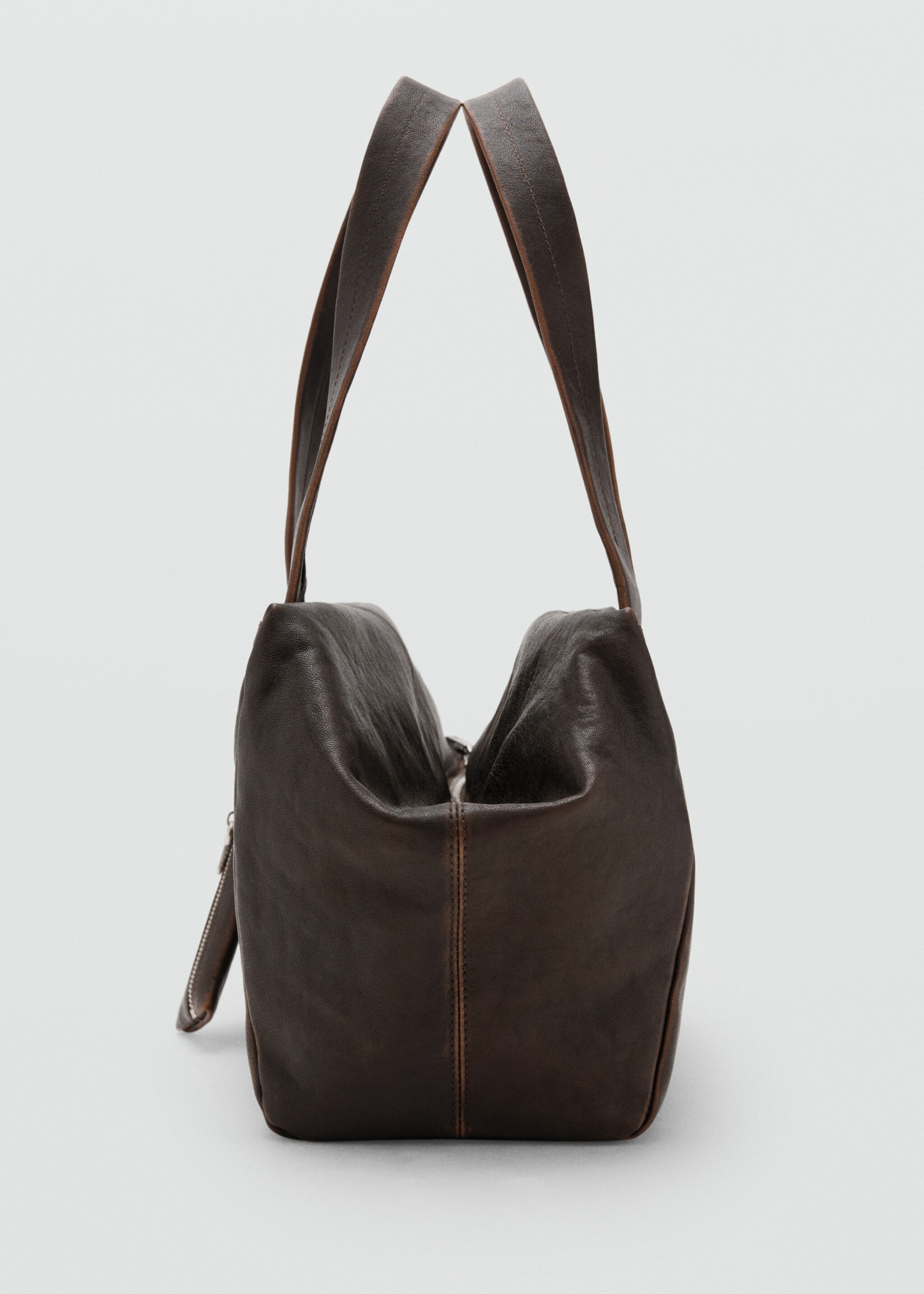 Medium leather shoulder bag with charms - Details of the article 2, Chocolate. Ref: 17085169-00.