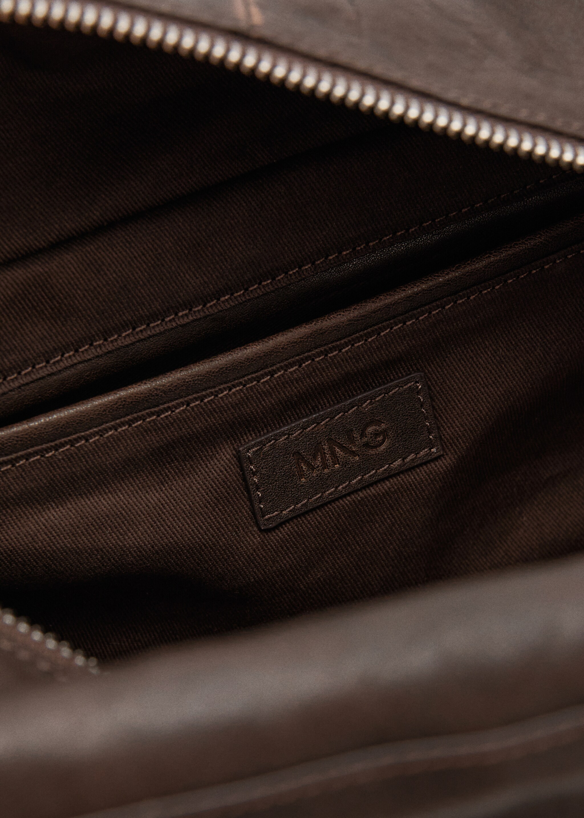 Medium leather shoulder bag with charms - Details of the article 3, Chocolate. Ref: 17085169-00.