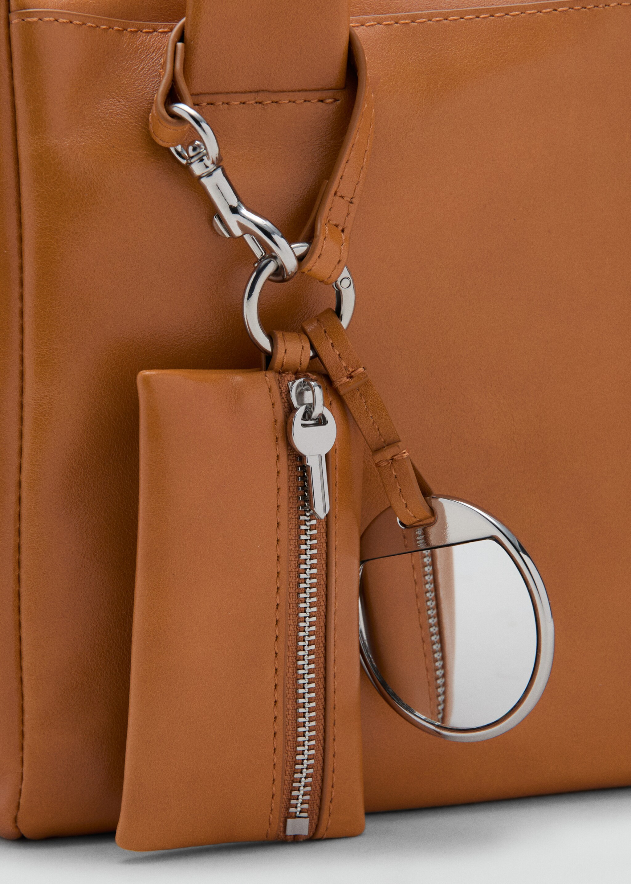 Medium leather shoulder bag with charms - Details of the article 2, Cognac. Ref: 17085169-00.
