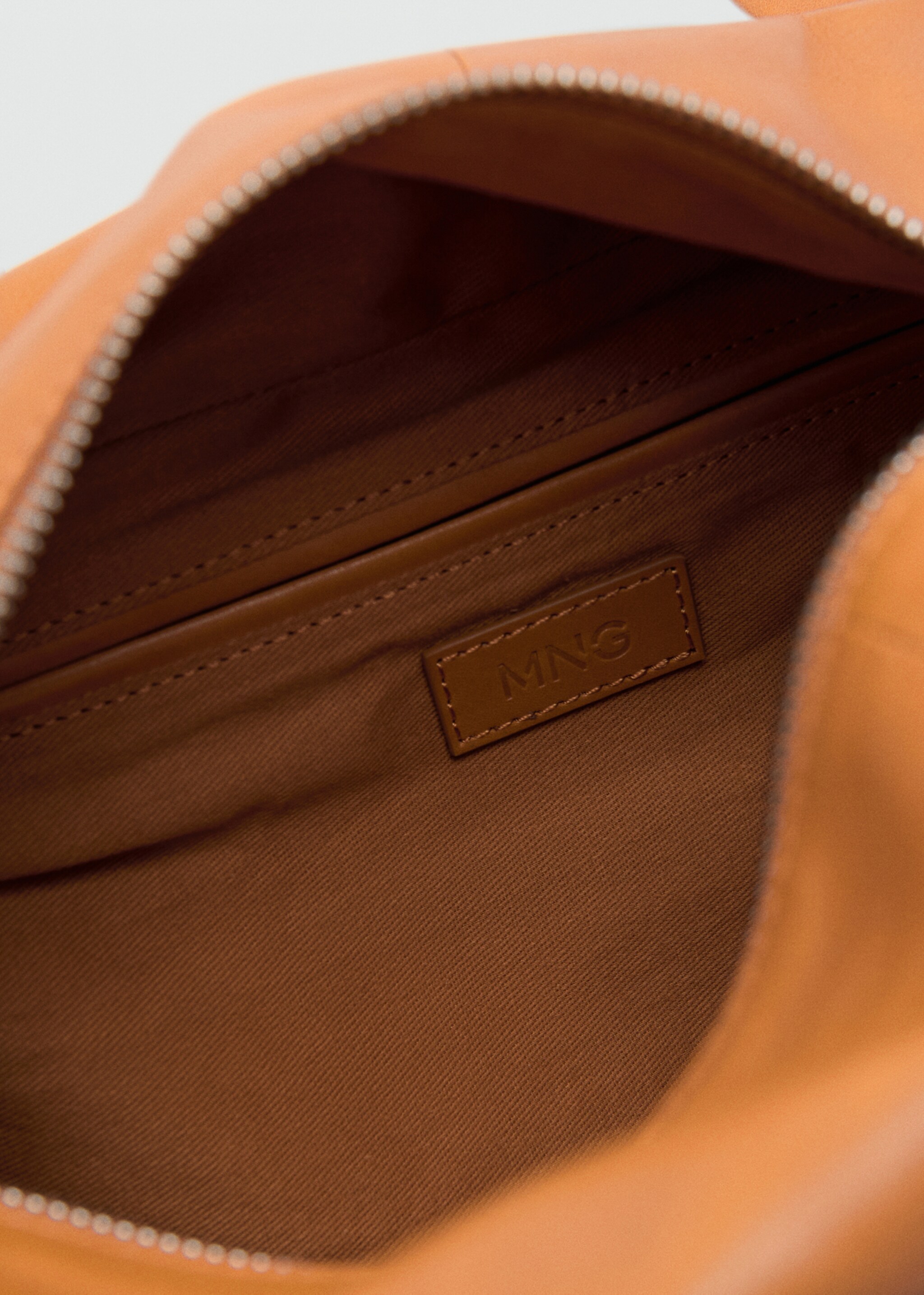 Medium leather shoulder bag with charms - Details of the article 3, Cognac. Ref: 17085169-00.