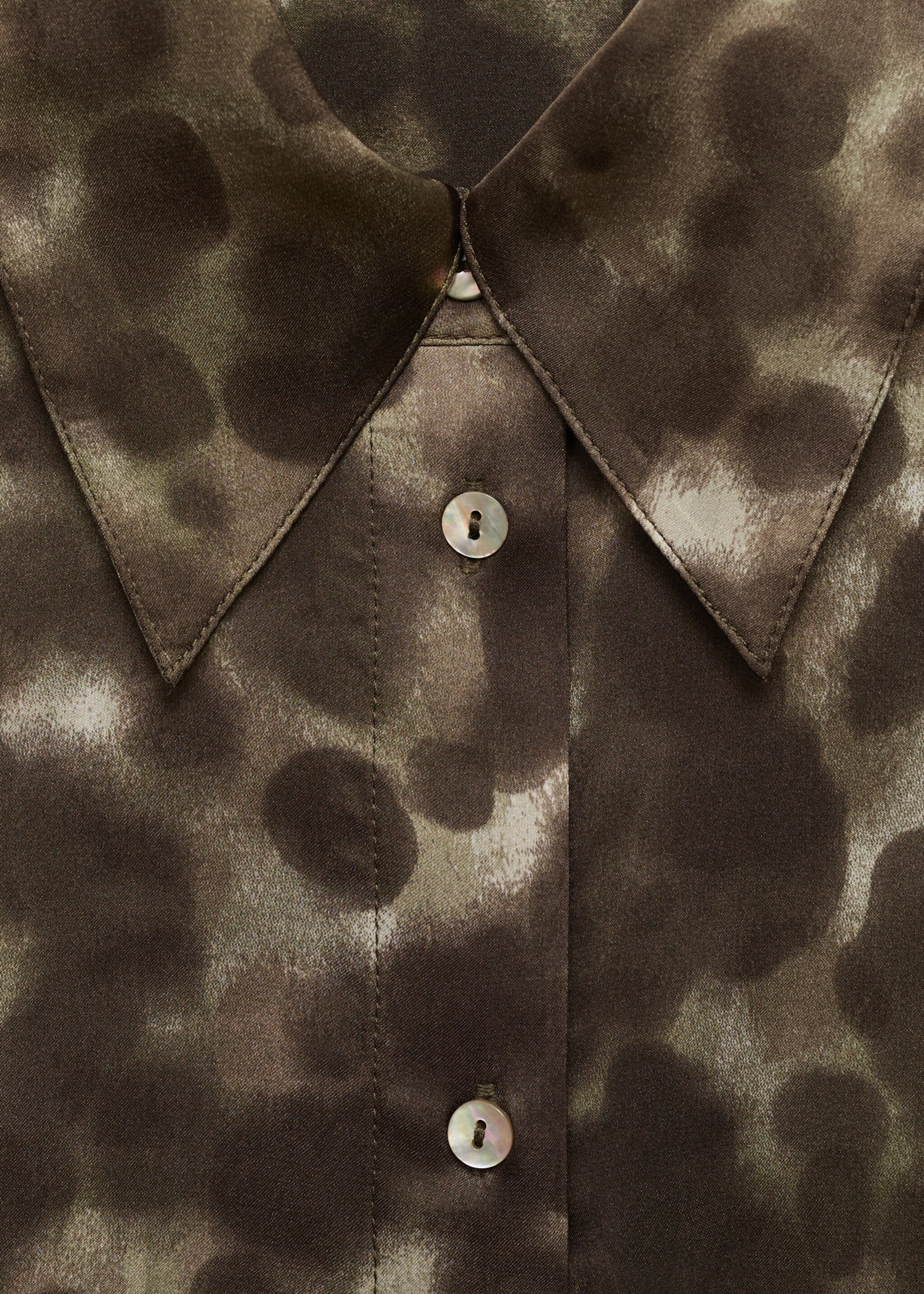 Camisa satinada estampada - Detalle del artículo 8, Marrón. Ref: 17085813-00.