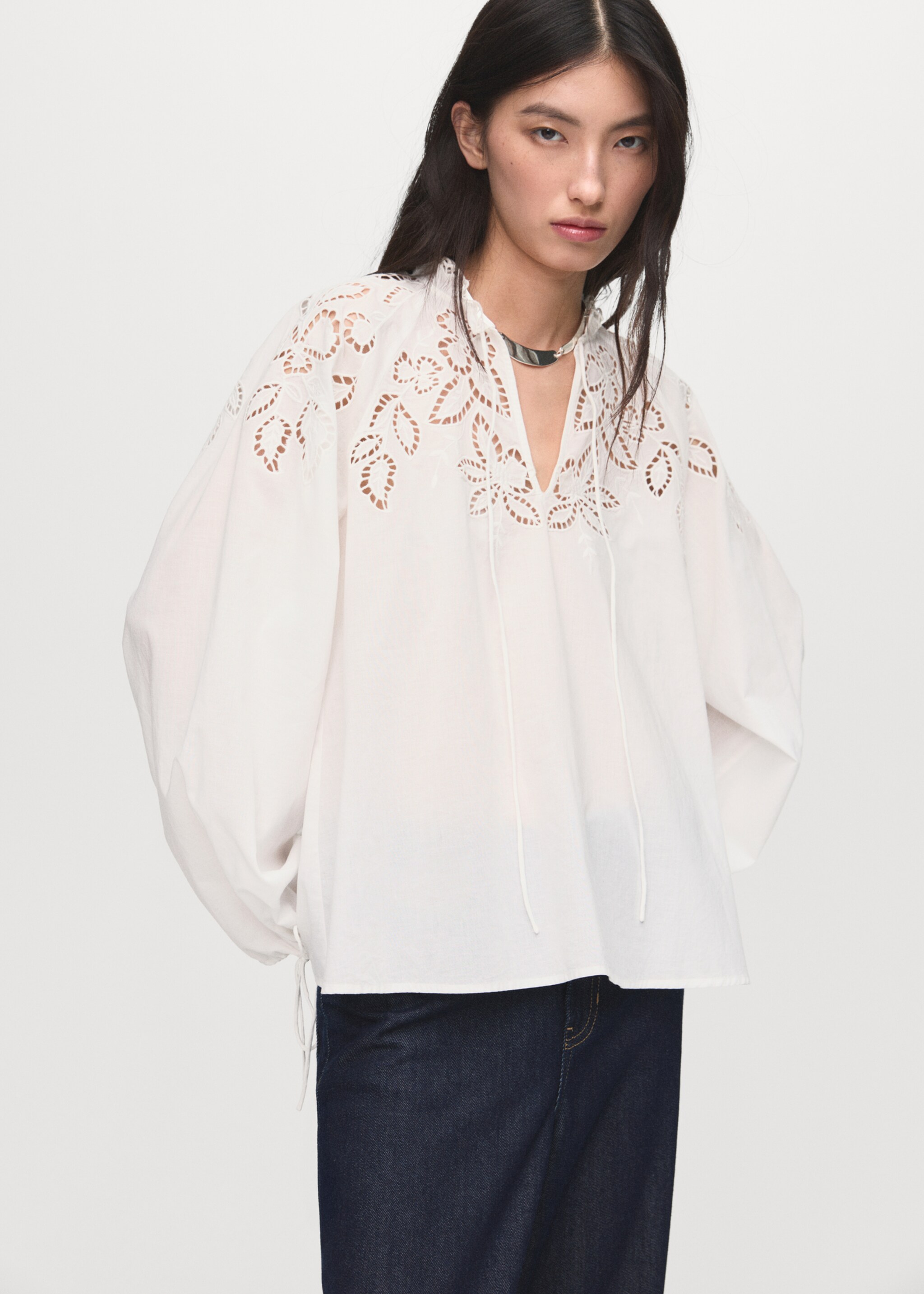 Blusa bordada com laços - Plano médio, Cru. Ref: 17085820-00.
