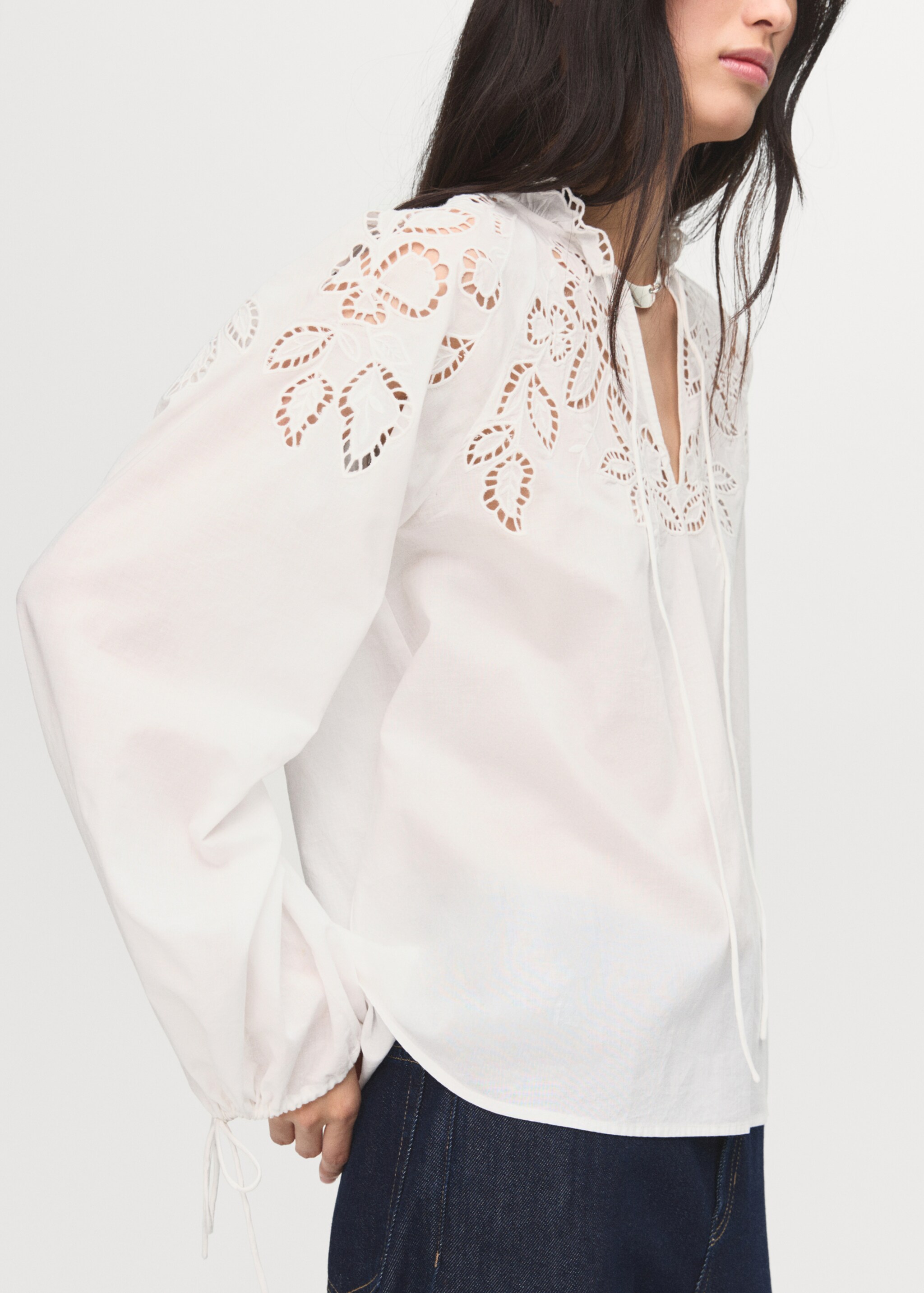 Blusa bordada com laços - Pormenor do artigo 1, Cru. Ref: 17085820-00.