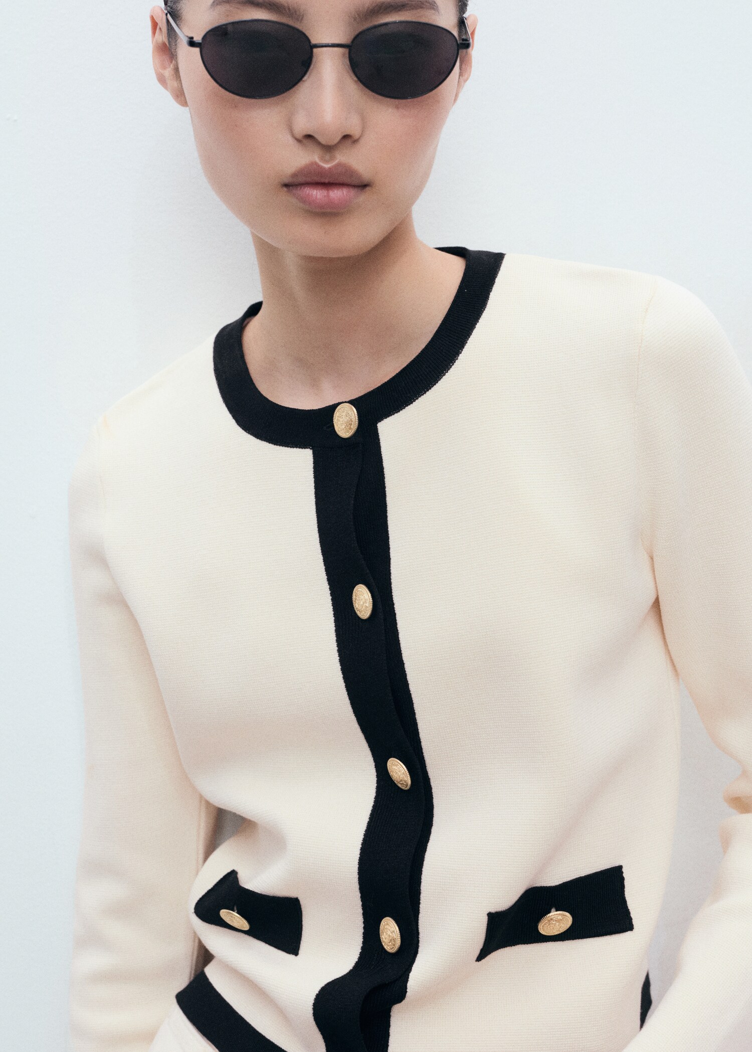 Gebreid jasje met contrasterende biesjes - Middenvlak