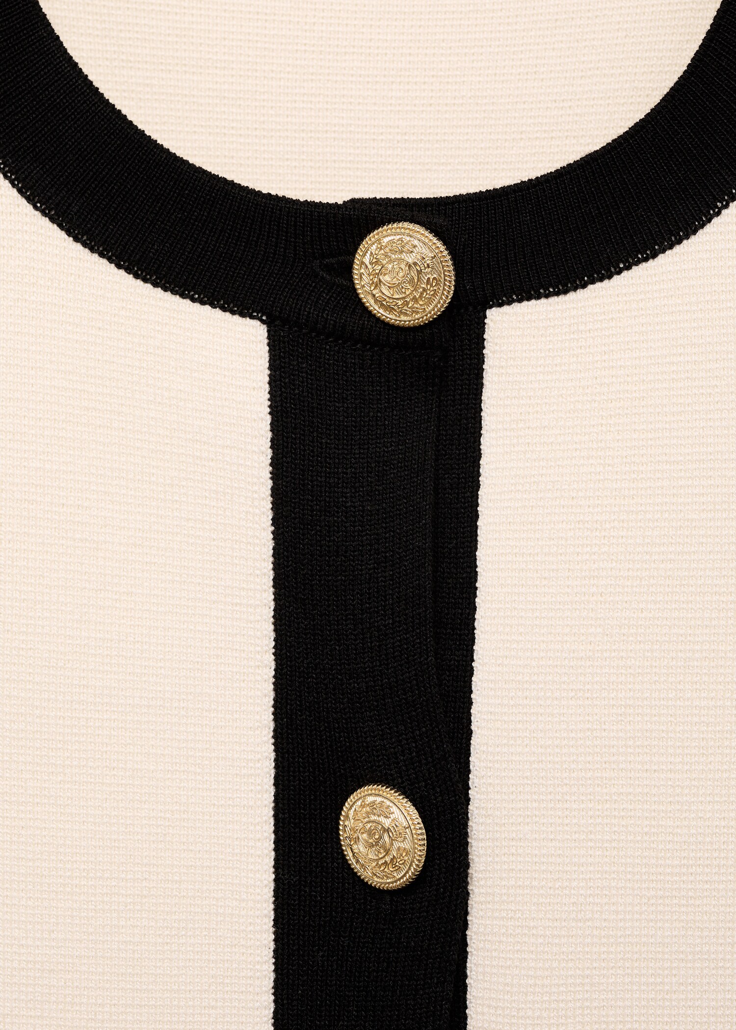 Gebreid jasje met contrasterende biesjes - Detail van het artikel 8