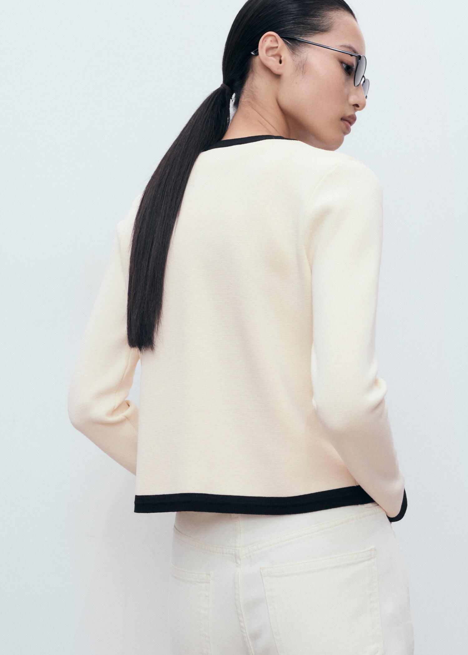 Gebreid jasje met contrasterende biesjes - Achterkant van het artikel