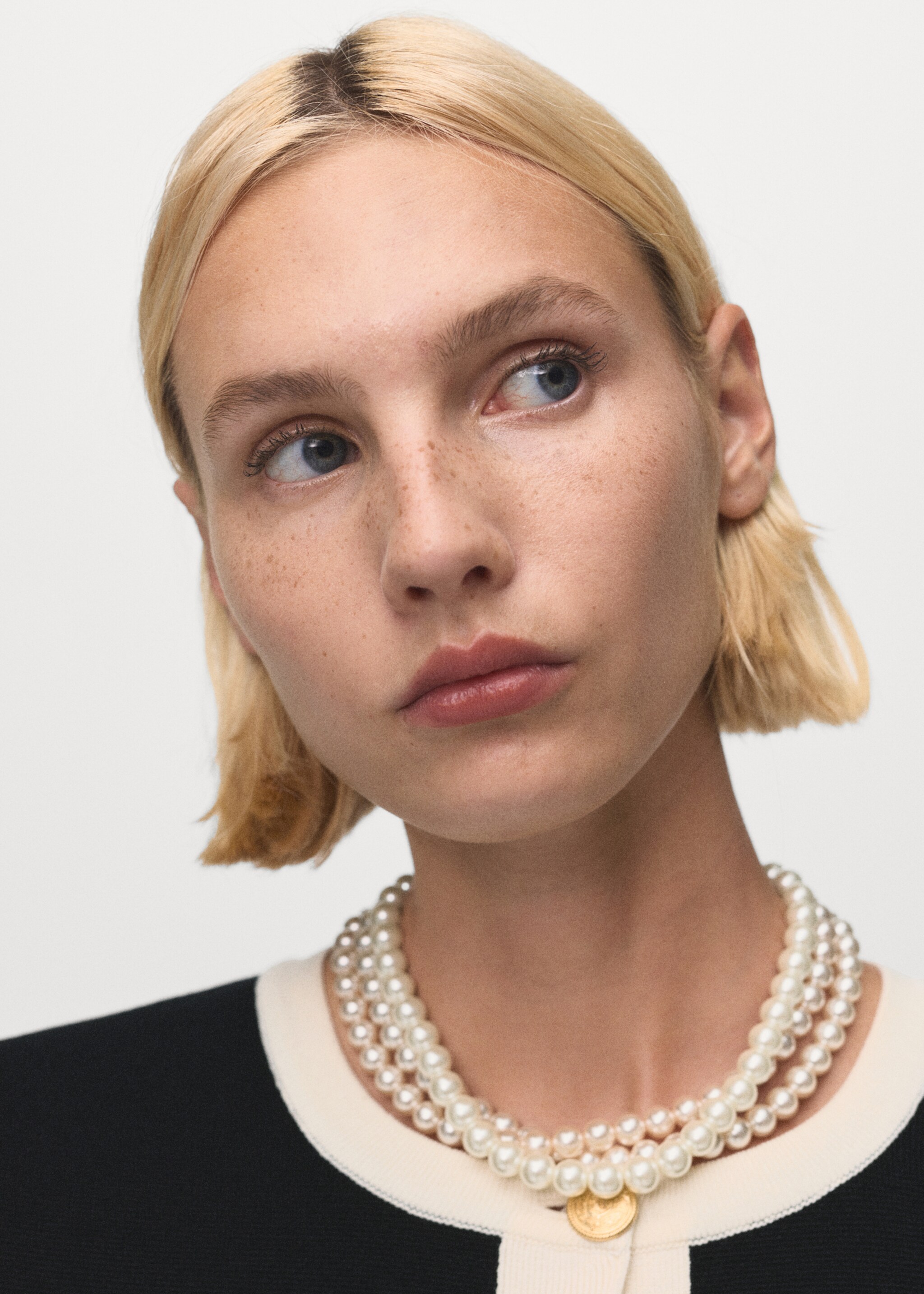 Gebreid jasje met contrasterende biesjes - Detail van het artikel 1, Zwart. Ref: 17085821-00.