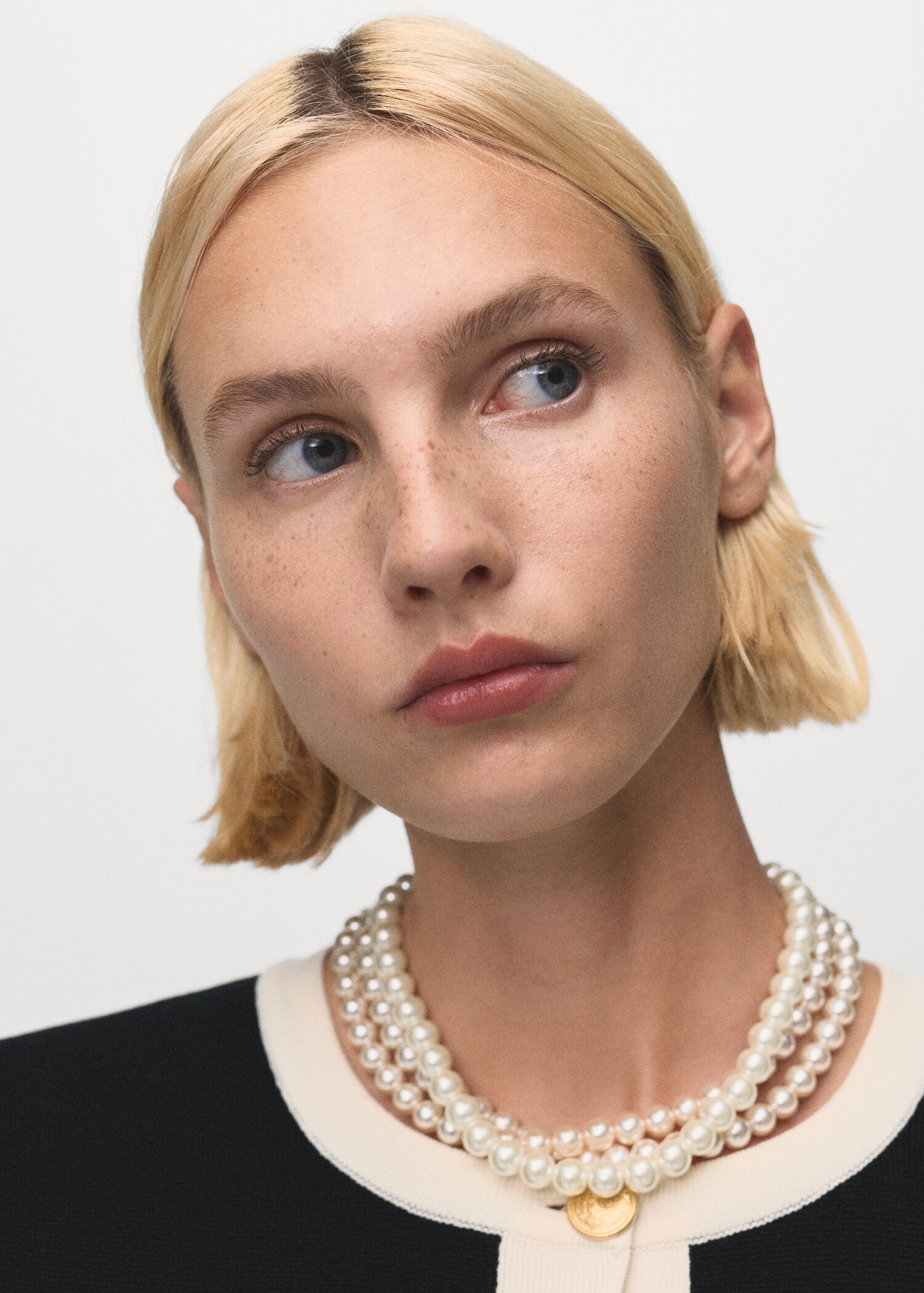 Gebreid jasje met contrasterende biesjes - Detail van het artikel 1