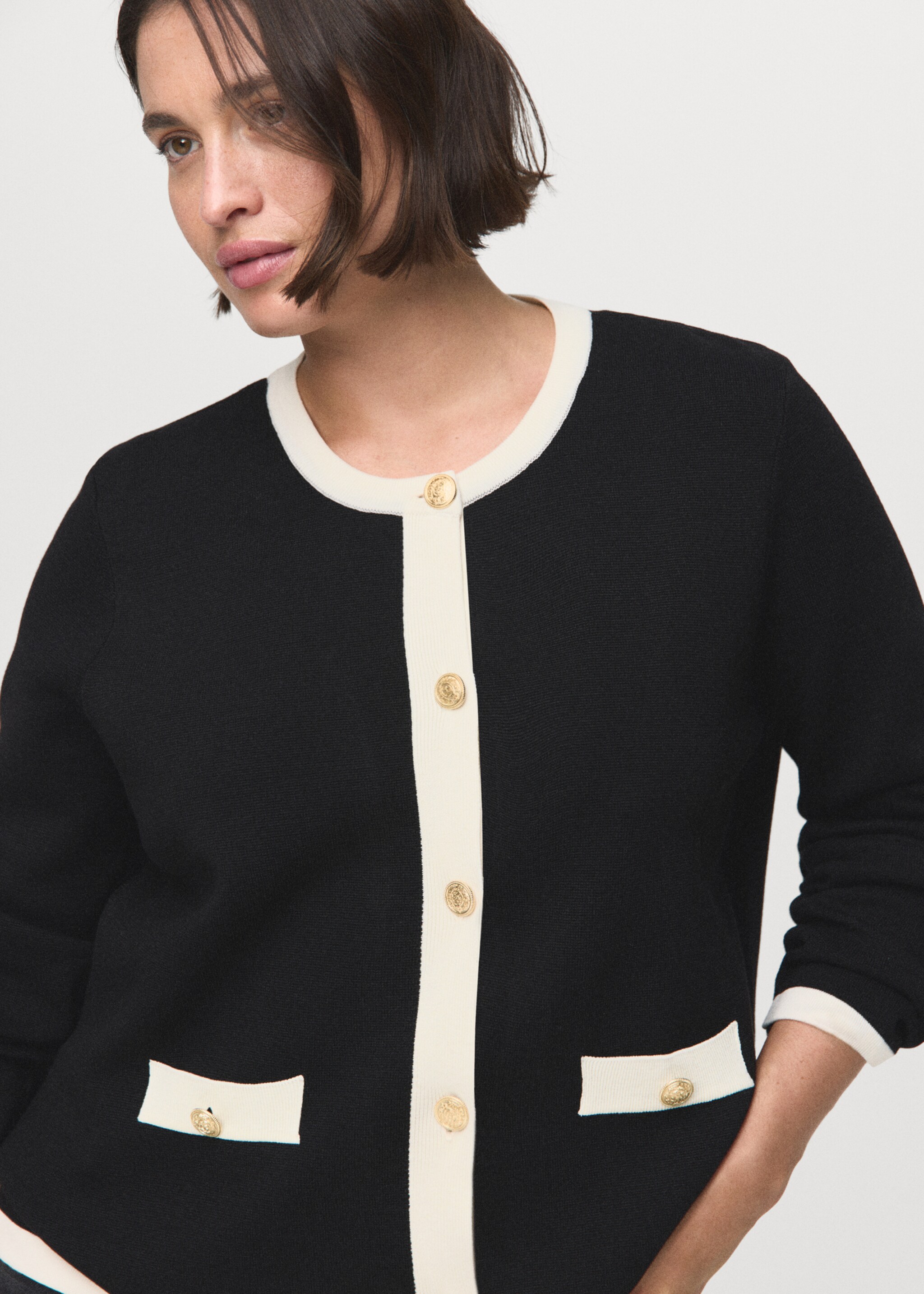 Gebreid jasje met contrasterende biesjes - Detail van het artikel 5, Zwart. Ref: 17085821-00.