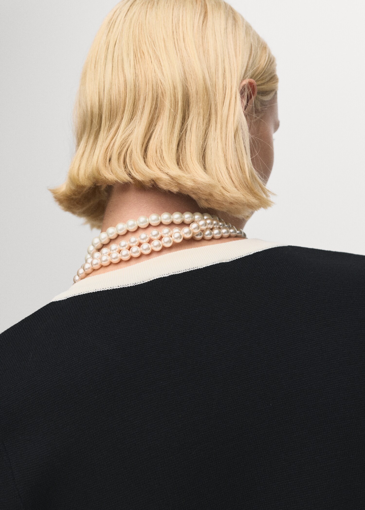 Gebreid jasje met contrasterende biesjes - Detail van het artikel 6