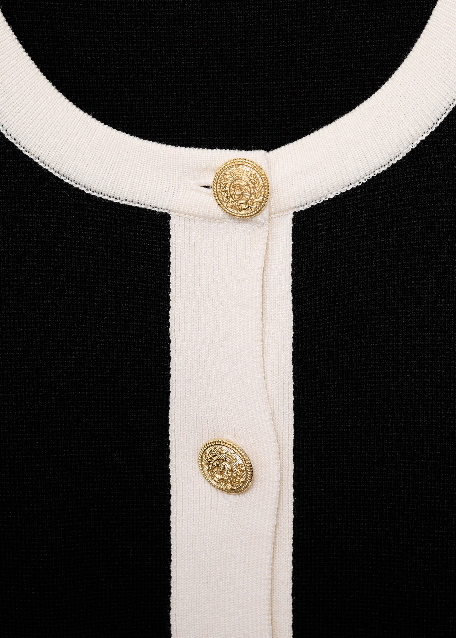 Gebreid jasje met contrasterende biesjes - Detail van het artikel 8