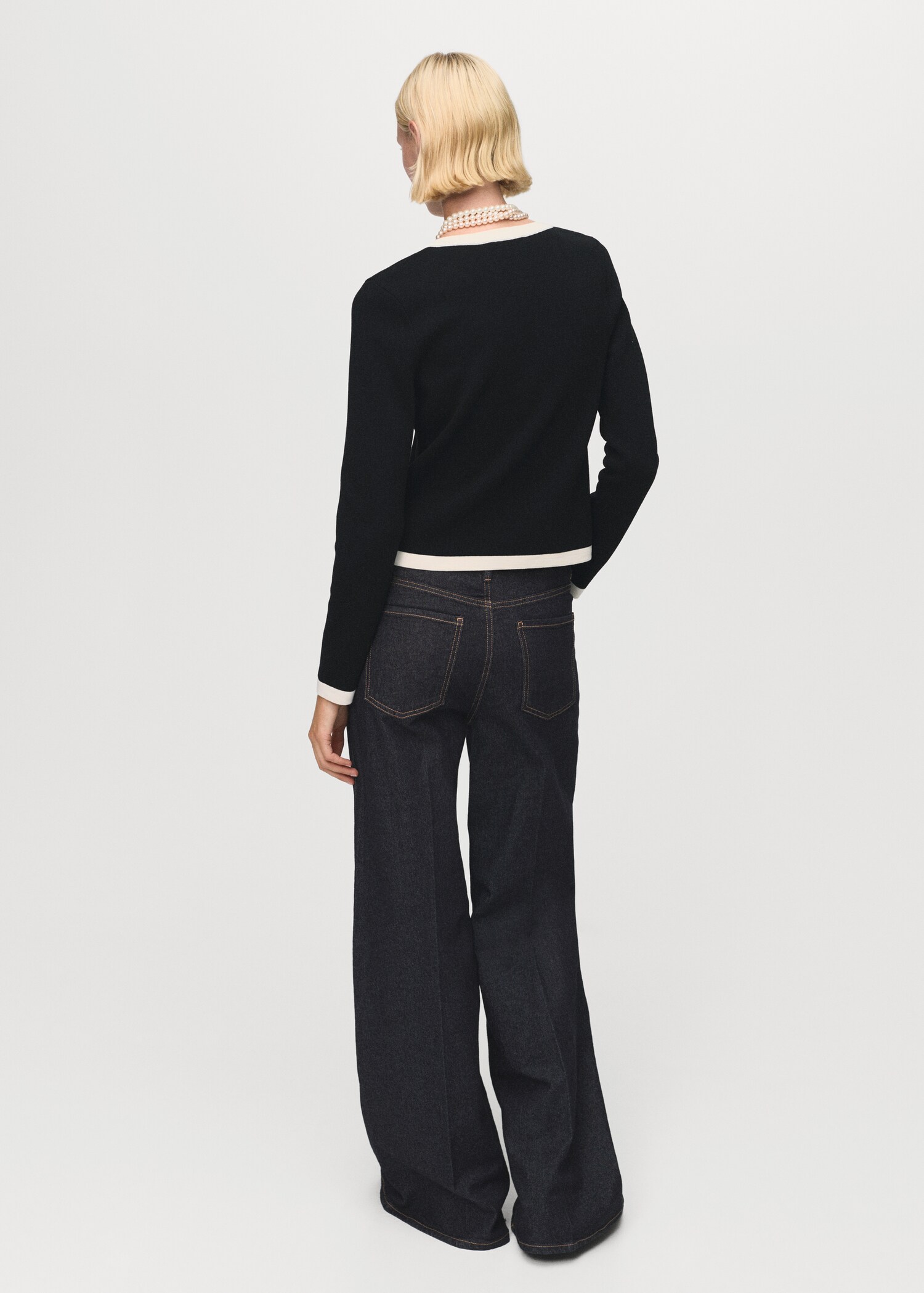 Gebreid jasje met contrasterende biesjes - Achterkant van het artikel