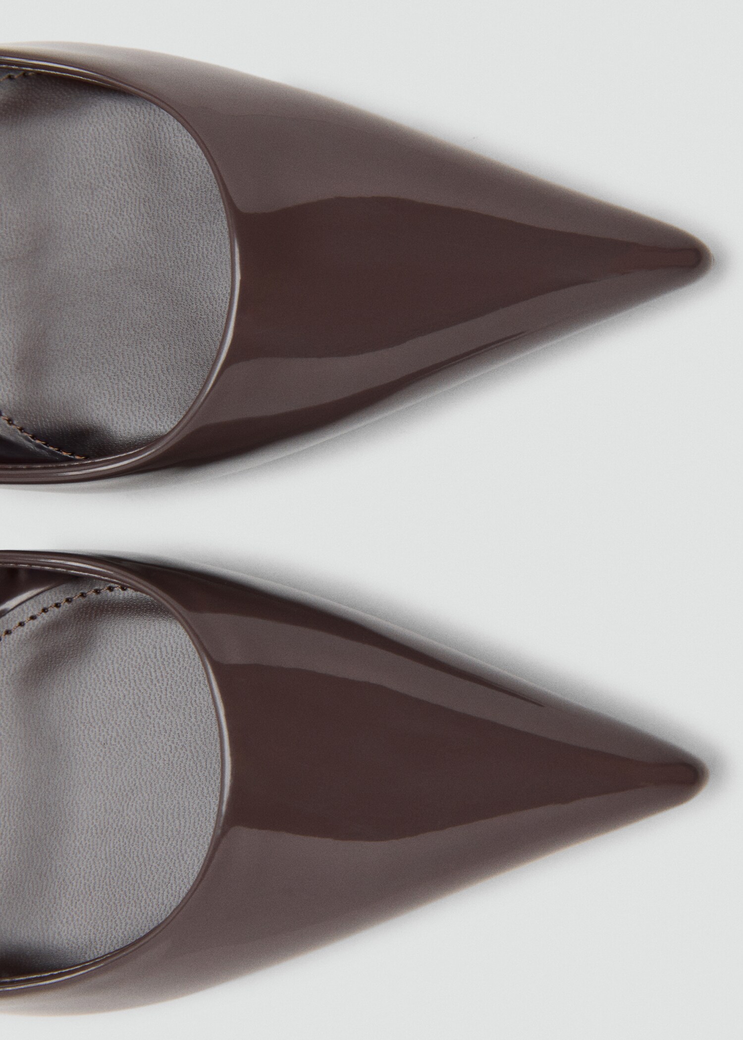 Pointed shoes with patent leather effect - Details of the article 2