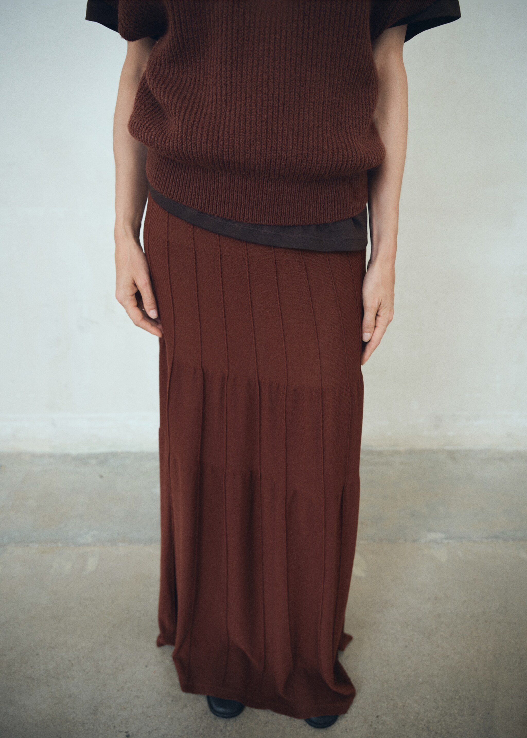 Knitted long skirt with seam detail - Medium plane, Brown. Ref: 17085823-00.