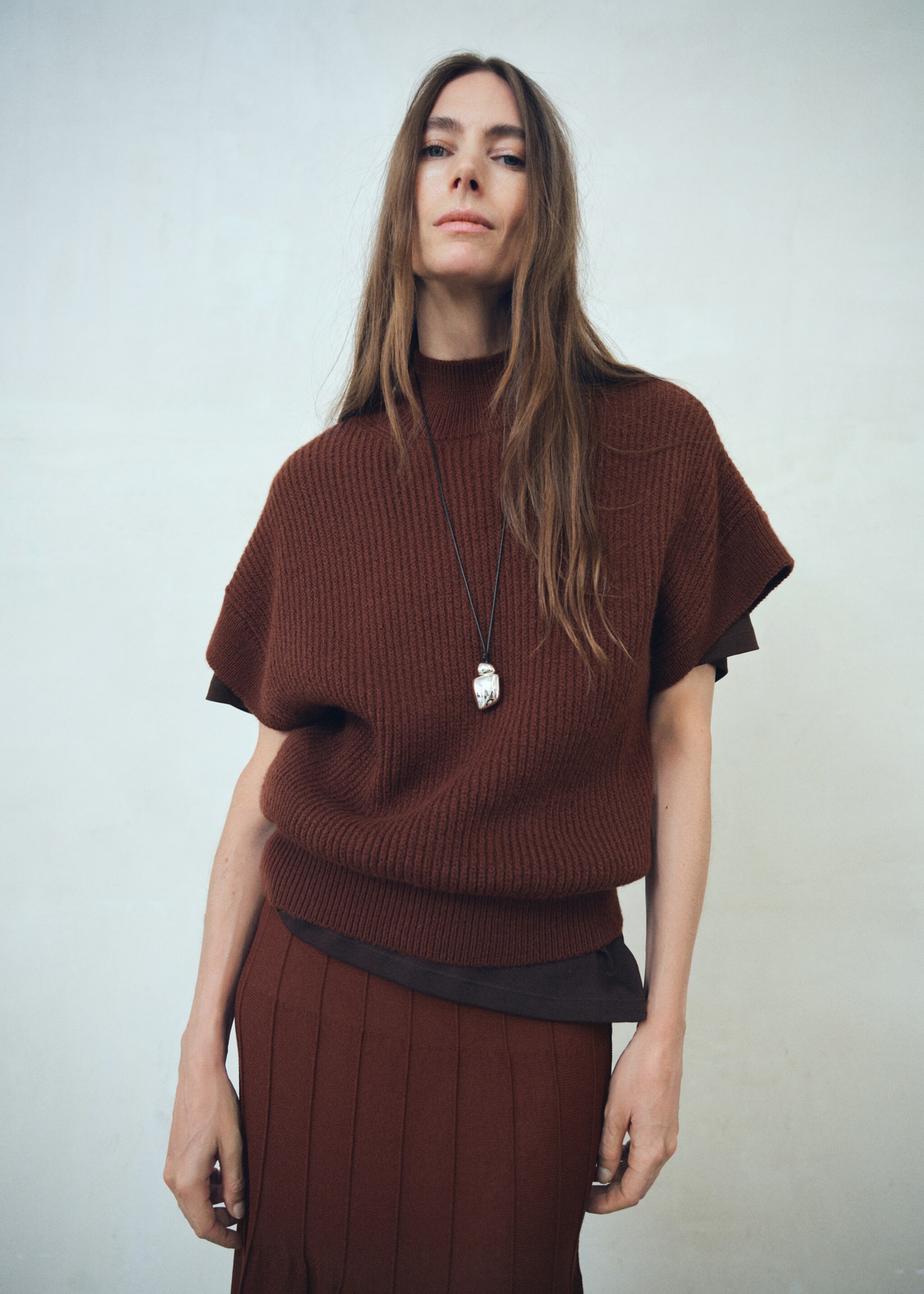 Knitted long skirt with seam detail - Details of the article 1, Brown. Ref: 17085823-00.