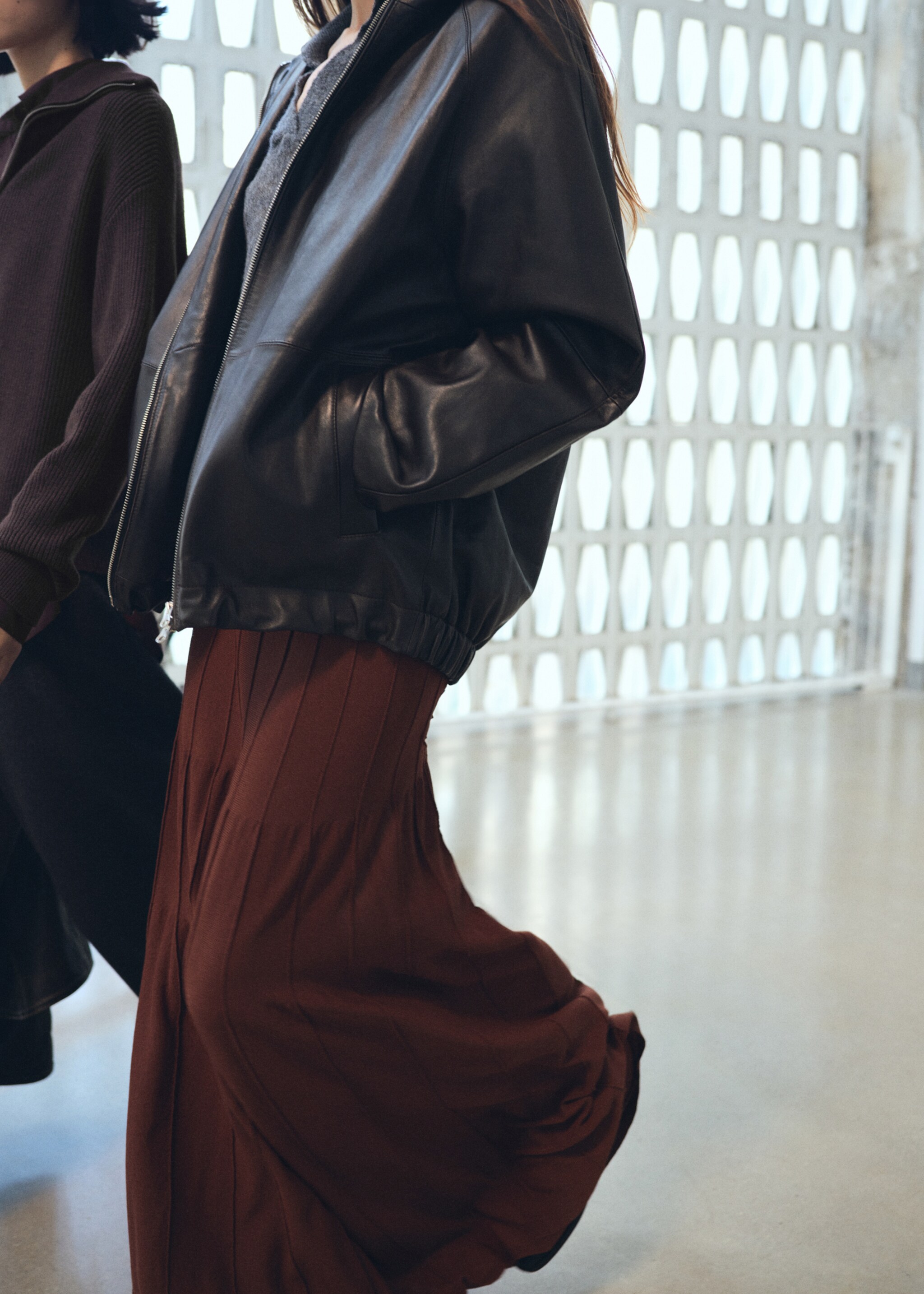 Knitted long skirt with seam detail - Details of the article 6, Brown. Ref: 17085823-00.