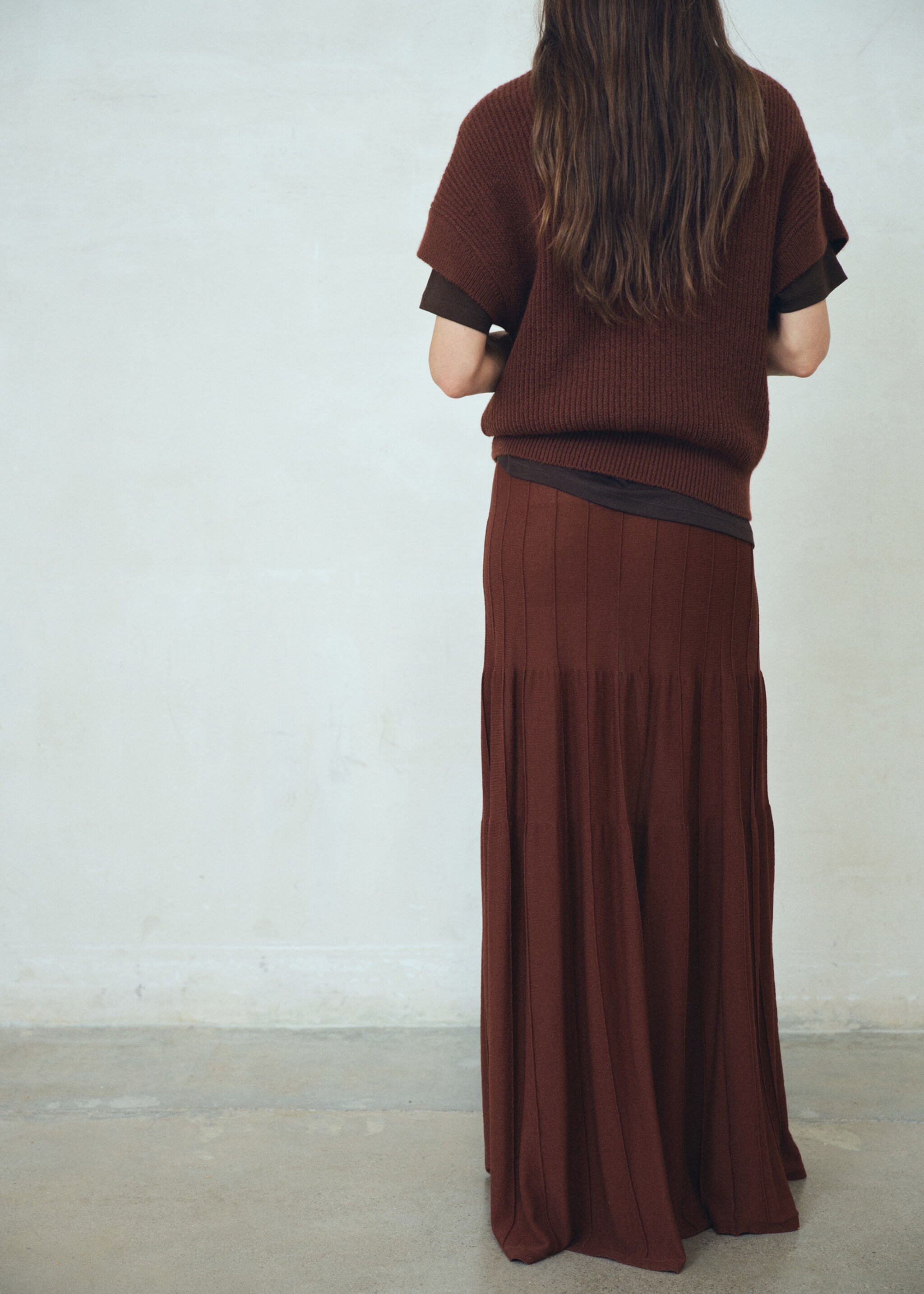 Knitted long skirt with seam detail - Reverse of the article, Brown. Ref: 17085823-00.