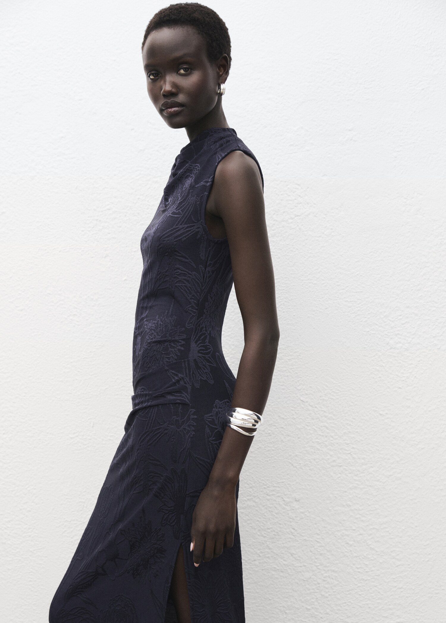 Robe brodée col bénitier - Plan moyen