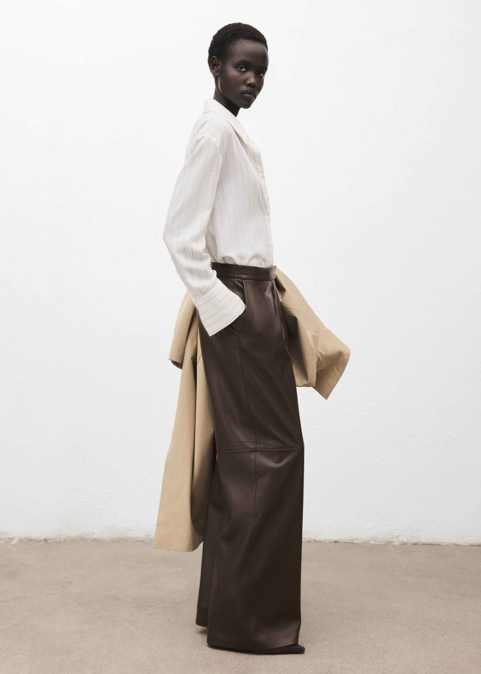Wide leg faux leather trousers - Details of the article 2, Khaki. Ref: 17085976-00.