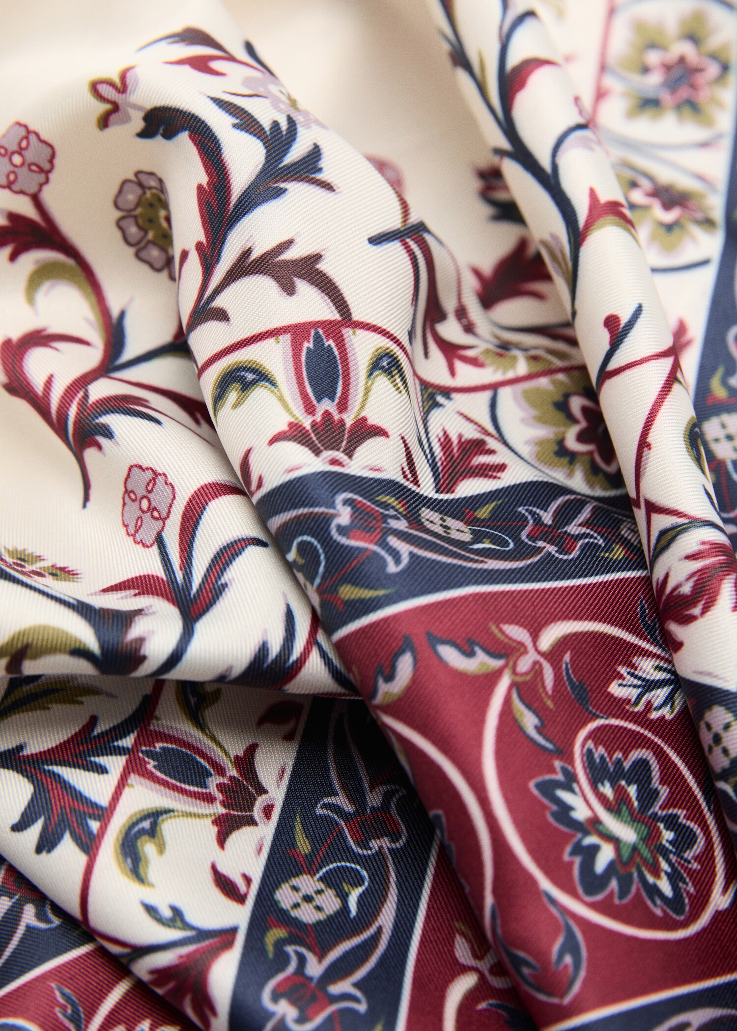Foulard satiné imprimé - Plan moyen