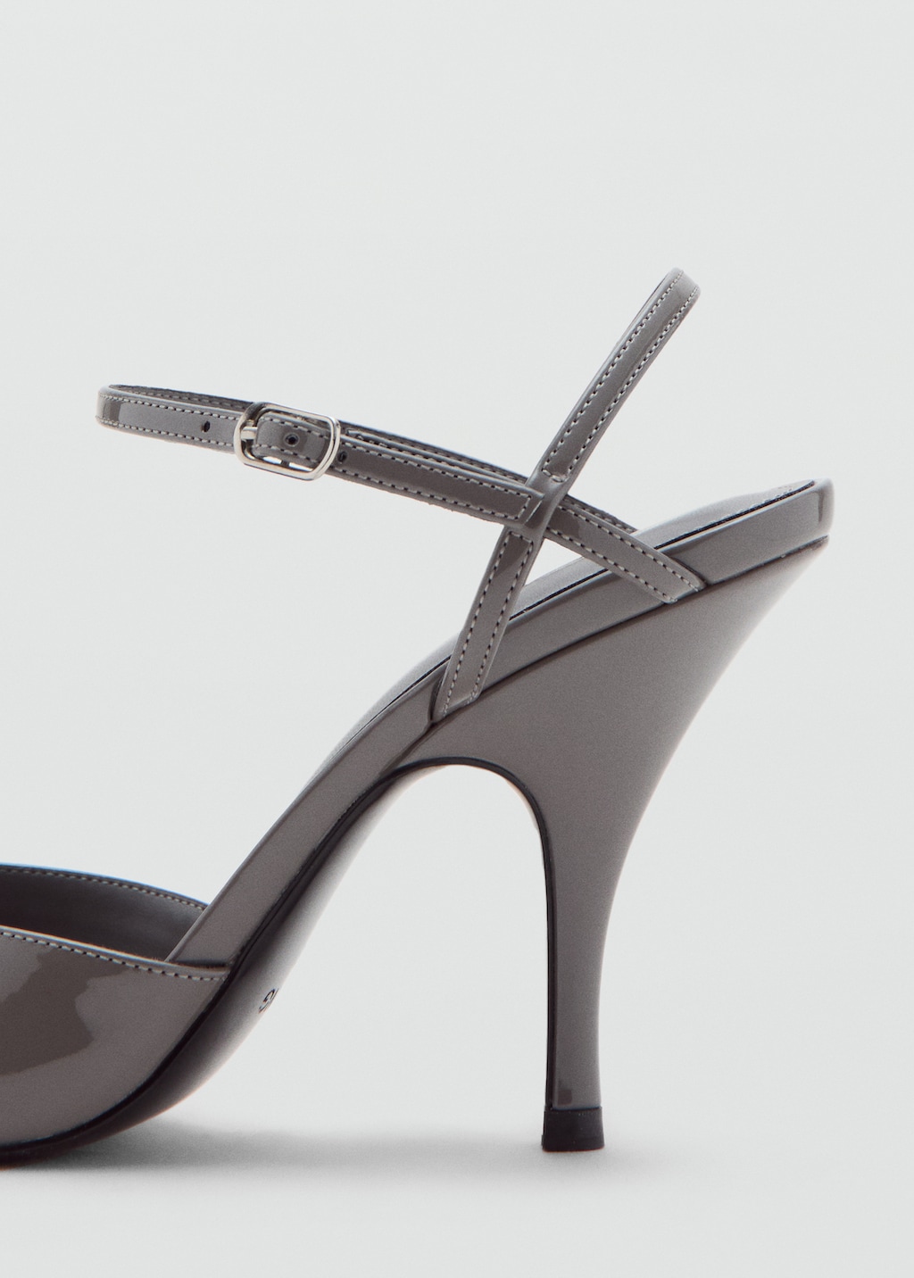 Patent leather heel shoes