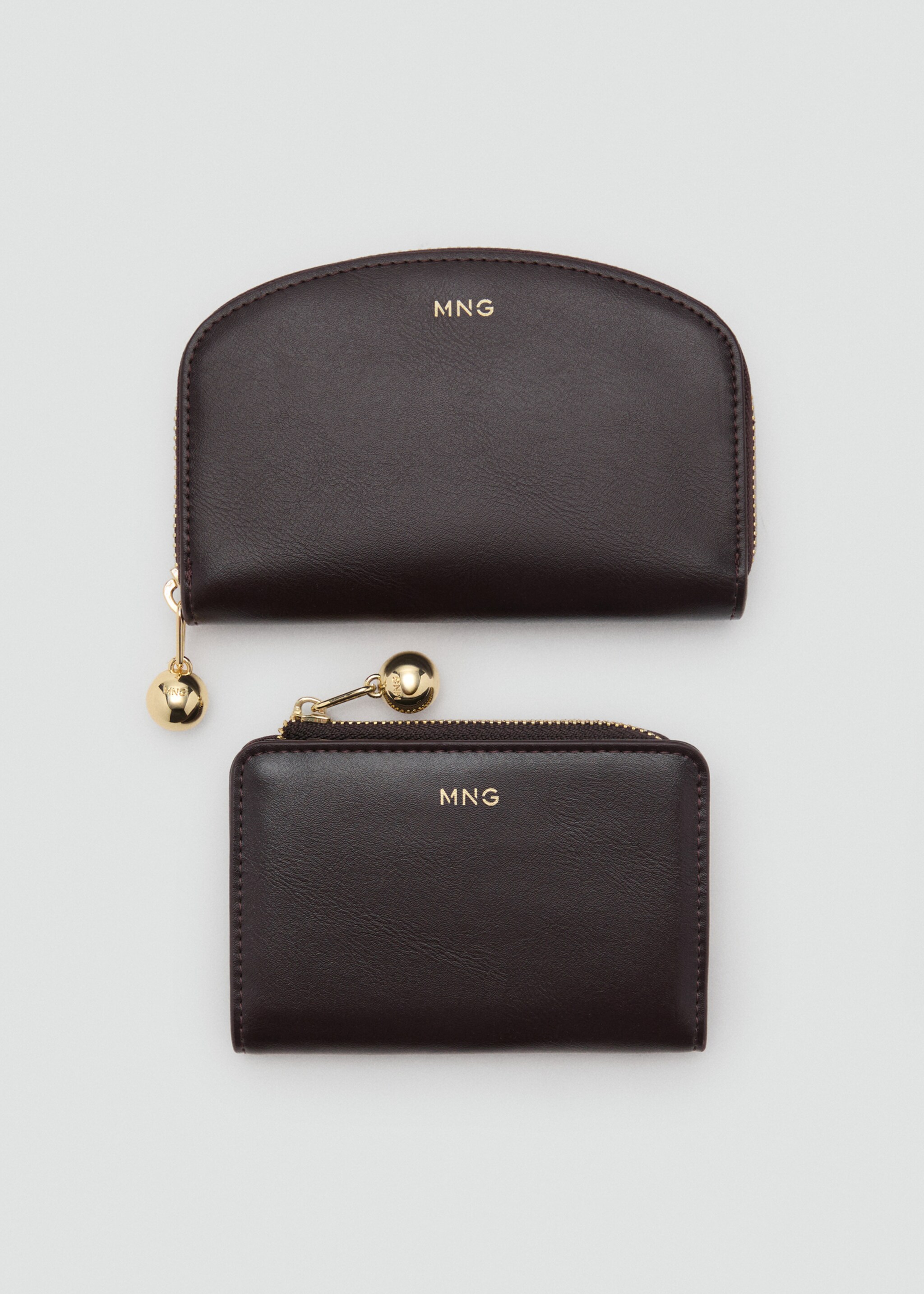 Wallet with mini-beads and flap - Details of the article 2, Chocolate. Ref: 17085995-00.