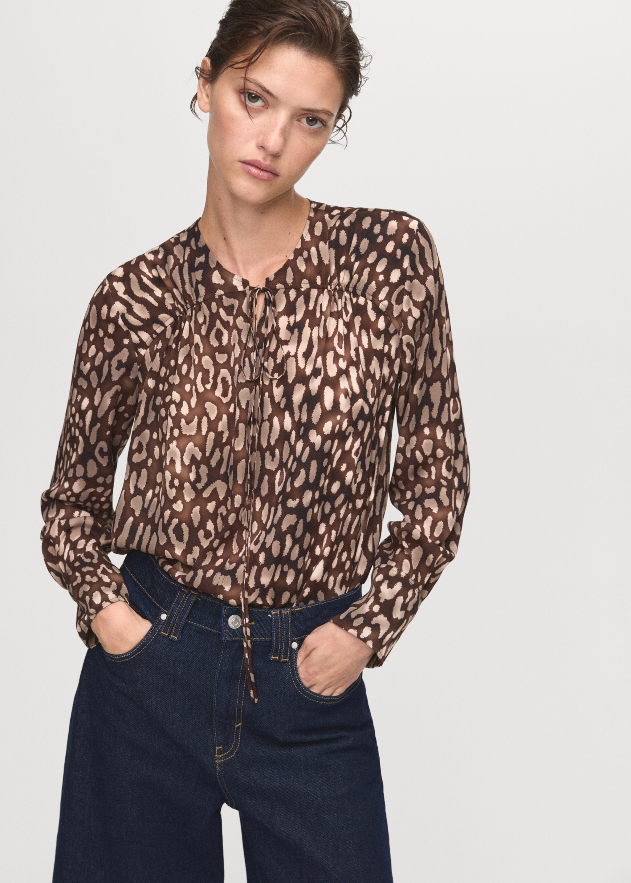 Leoparden-Satinbluse mit Schleife - Mittlere Ansicht, Braun. Ref: 17086002-00.