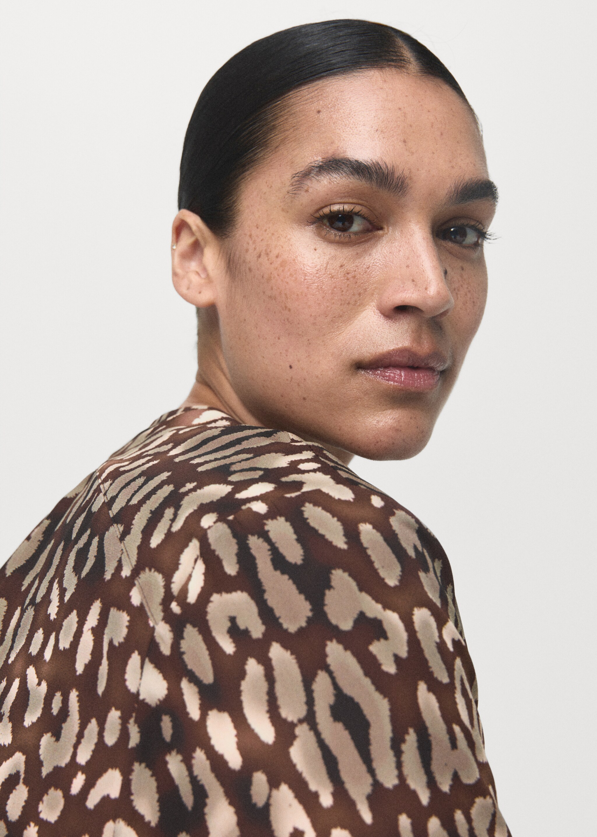 Satin leopard-print blouse with bow - Details of the article 4, Brown. Ref: 17086002-00.