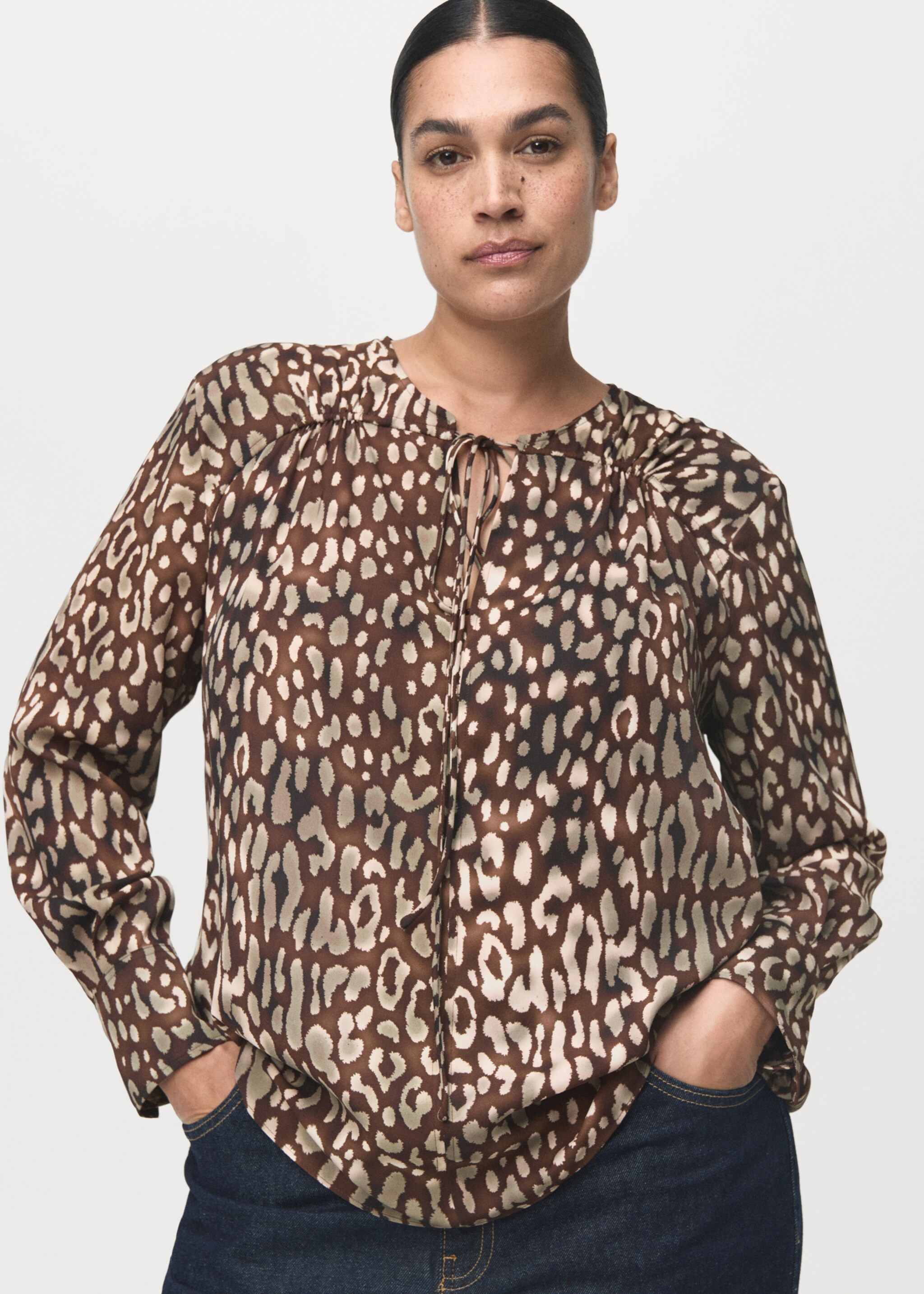 Satin leopard-print blouse with bow - Details of the article 5, Brown. Ref: 17086002-00.