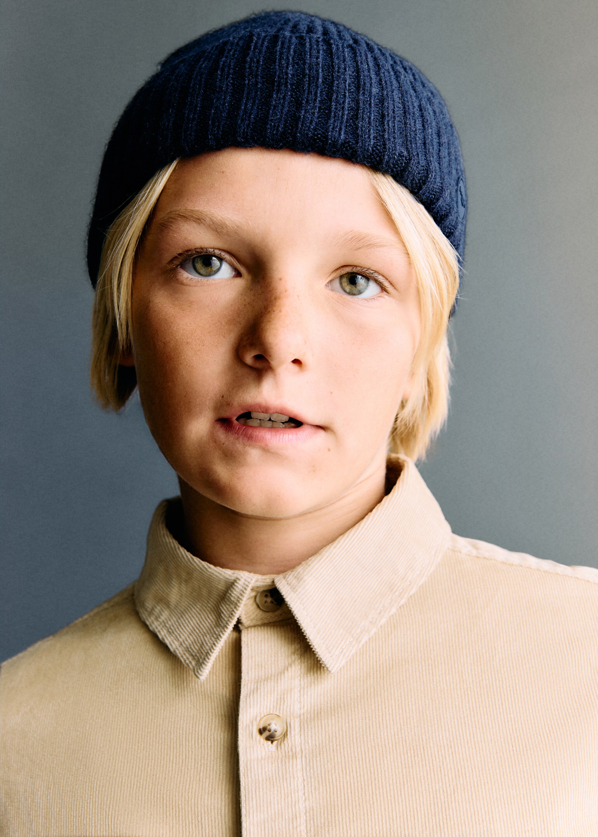 Regular-fit corduroy shirt - Details of the article 1, Sand. Ref: 17086339-00.