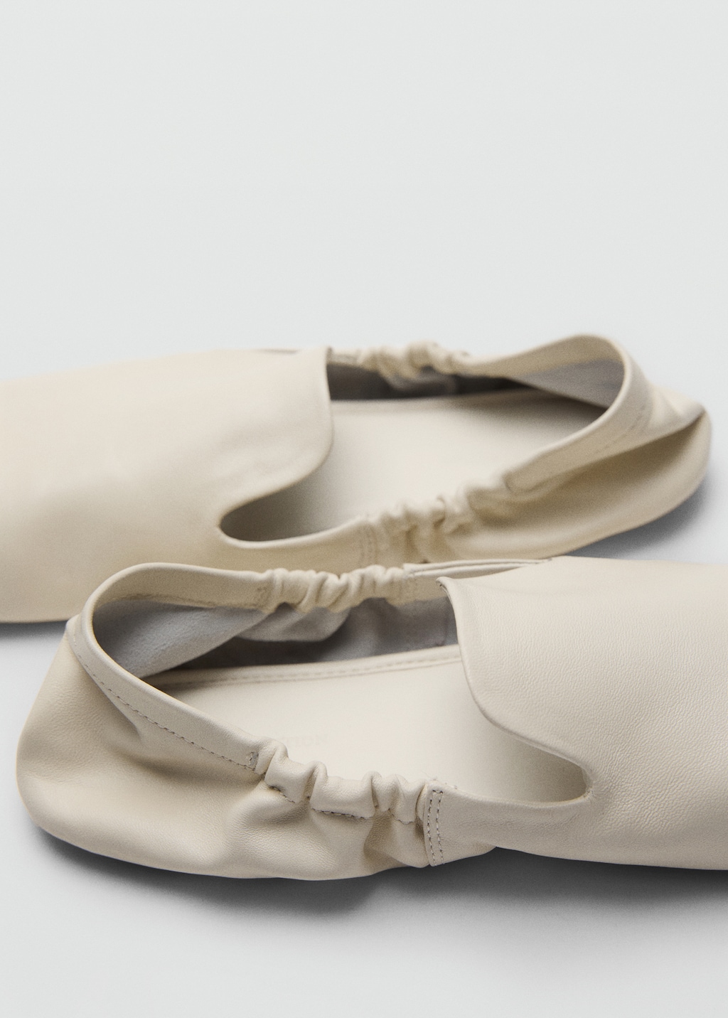 Gathered leather shoes