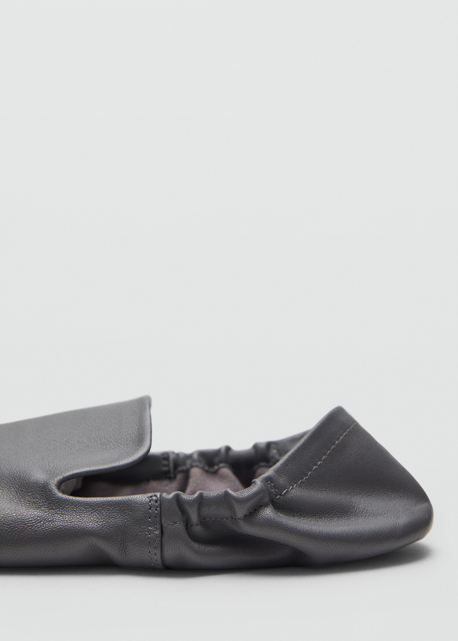 100% leather gathered shoes - Details of the article 1