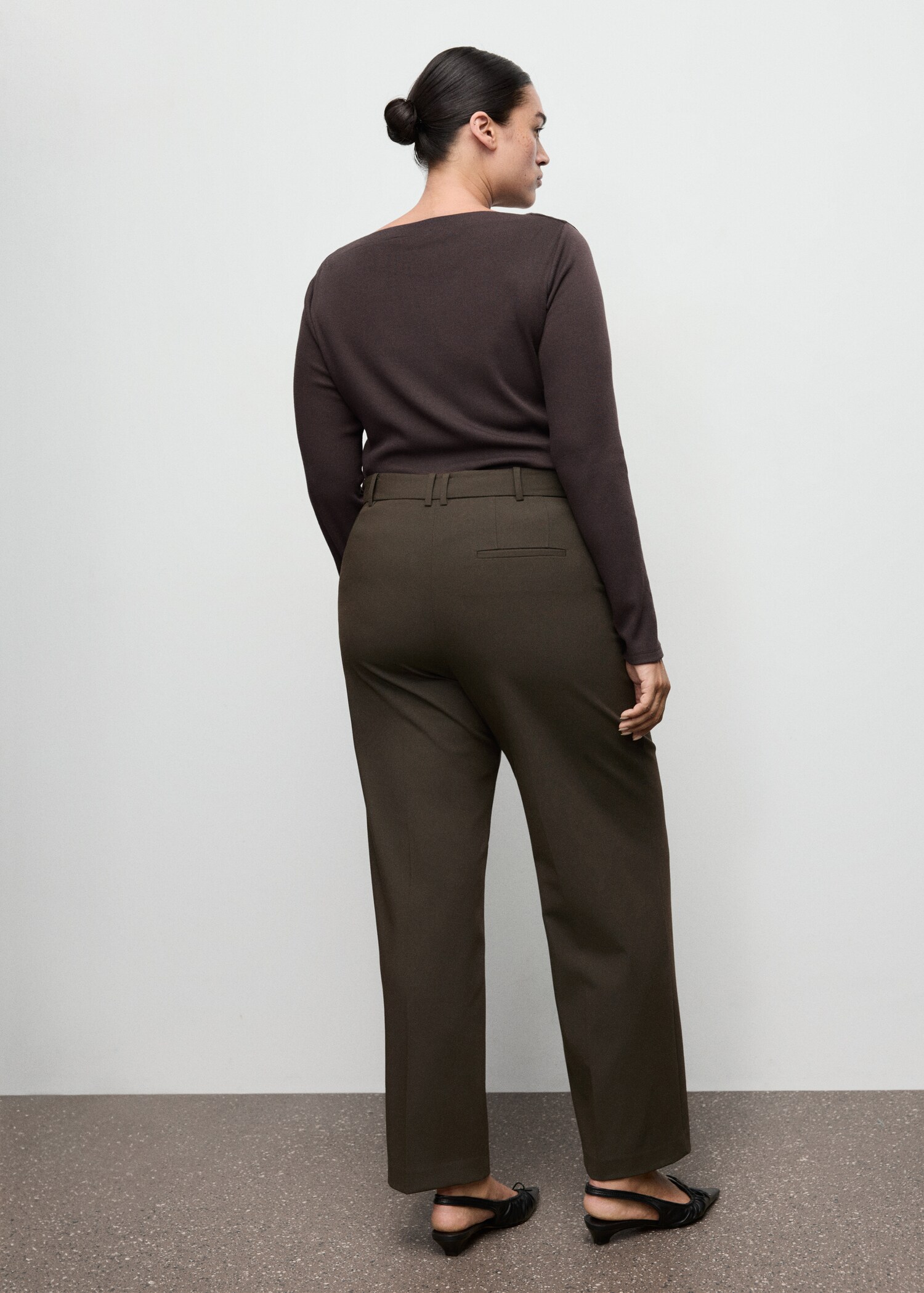 Gerade geschnittene Cropped-Hose mit mittlerer Bundhöhe - Detail des Artikels 4