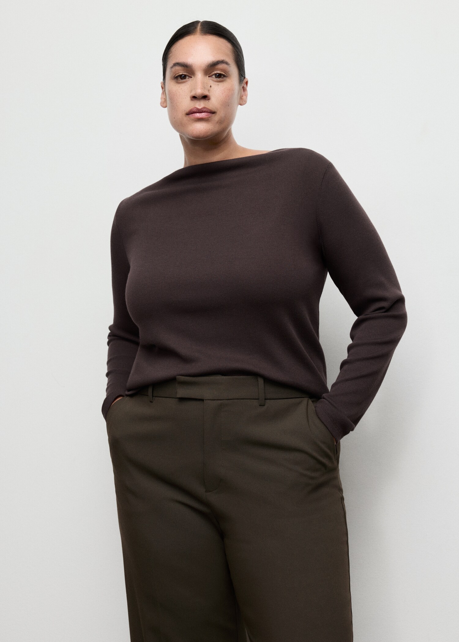 Gerade geschnittene Cropped-Hose mit mittlerer Bundhöhe - Detail des Artikels 5