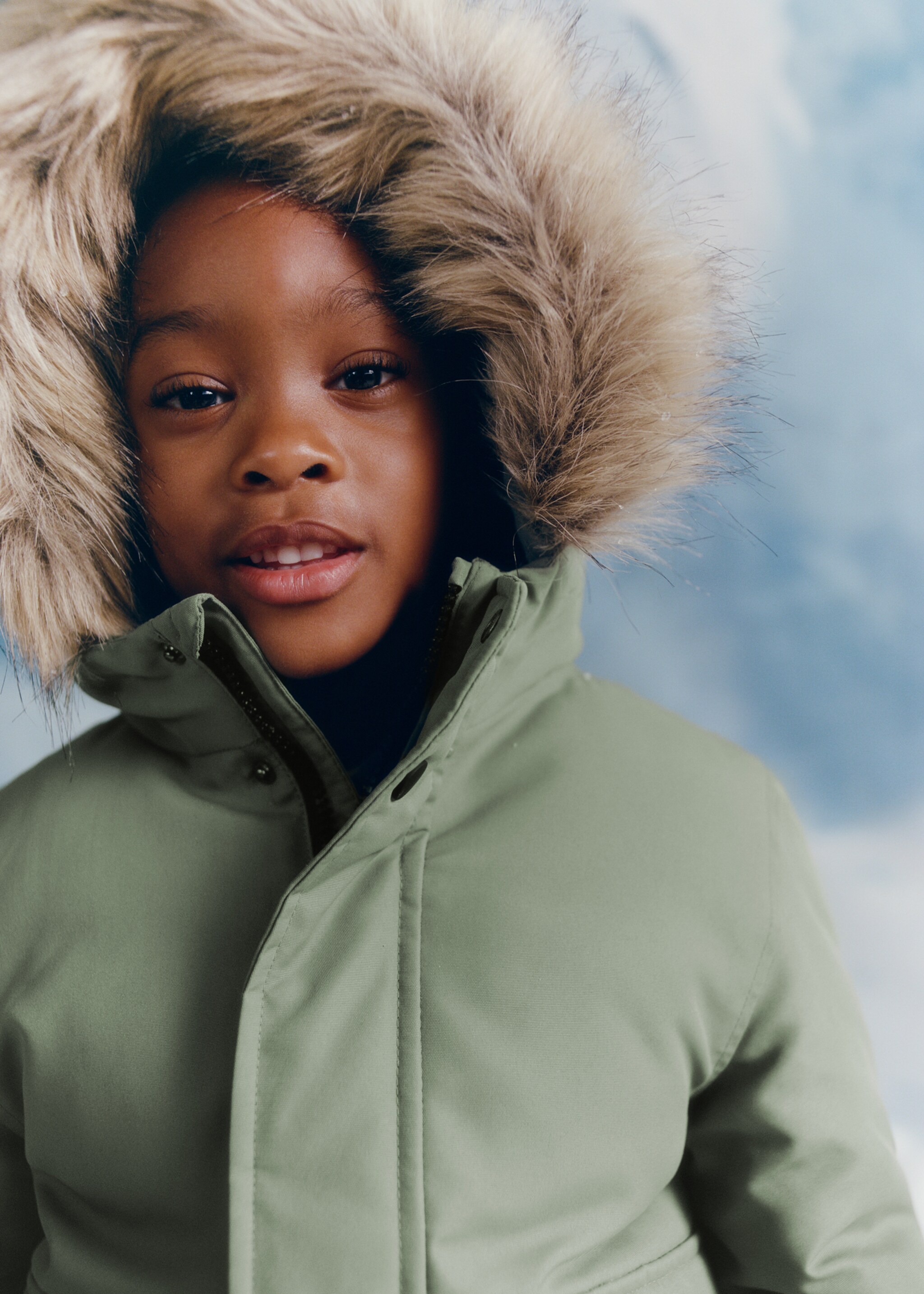 Anorak with shearling-effect hood - Details of the article 5, Green. Ref: 17087763-00.
