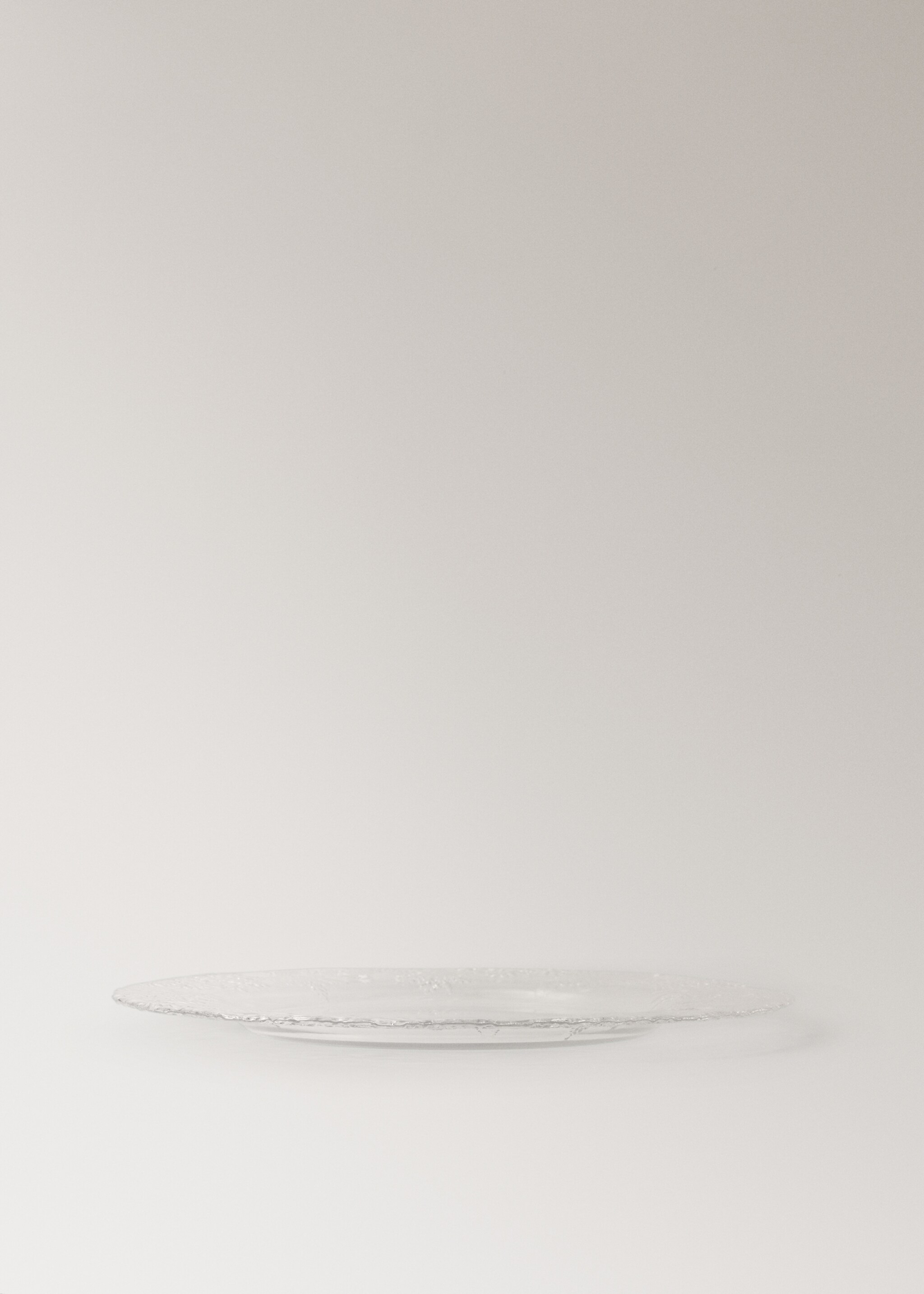 Glass charger plate with edge detail - Details of the article 1, Off White. Ref: 17087778-00.