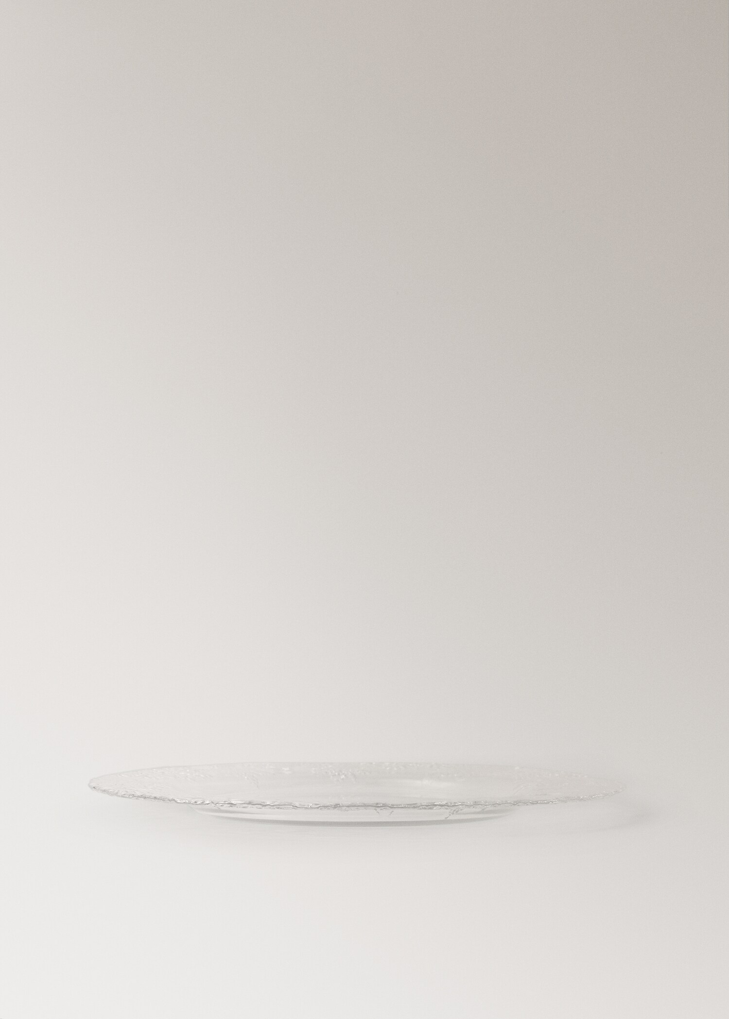Glass charger plate with edge detail - Details of the article 1