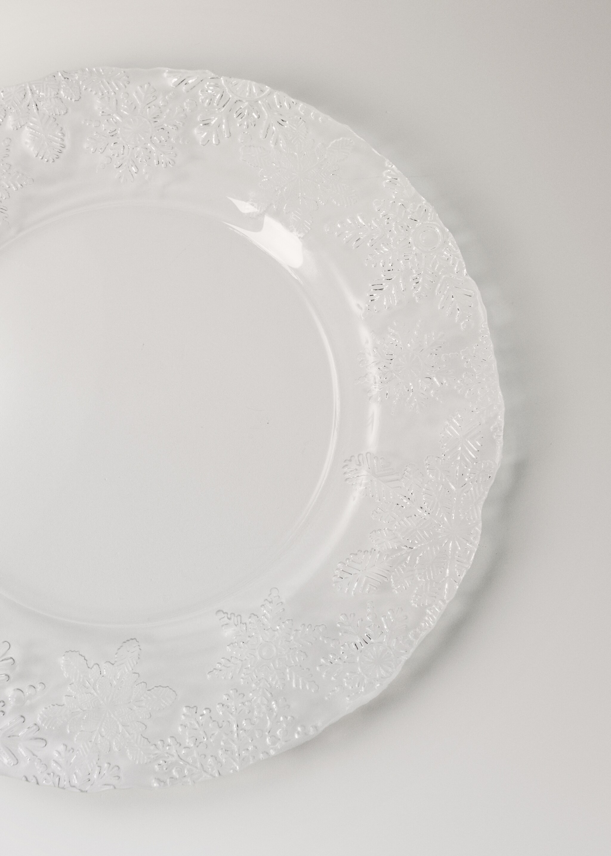 Glass charger plate with edge detail - Details of the article 2, Off White. Ref: 17087778-00.