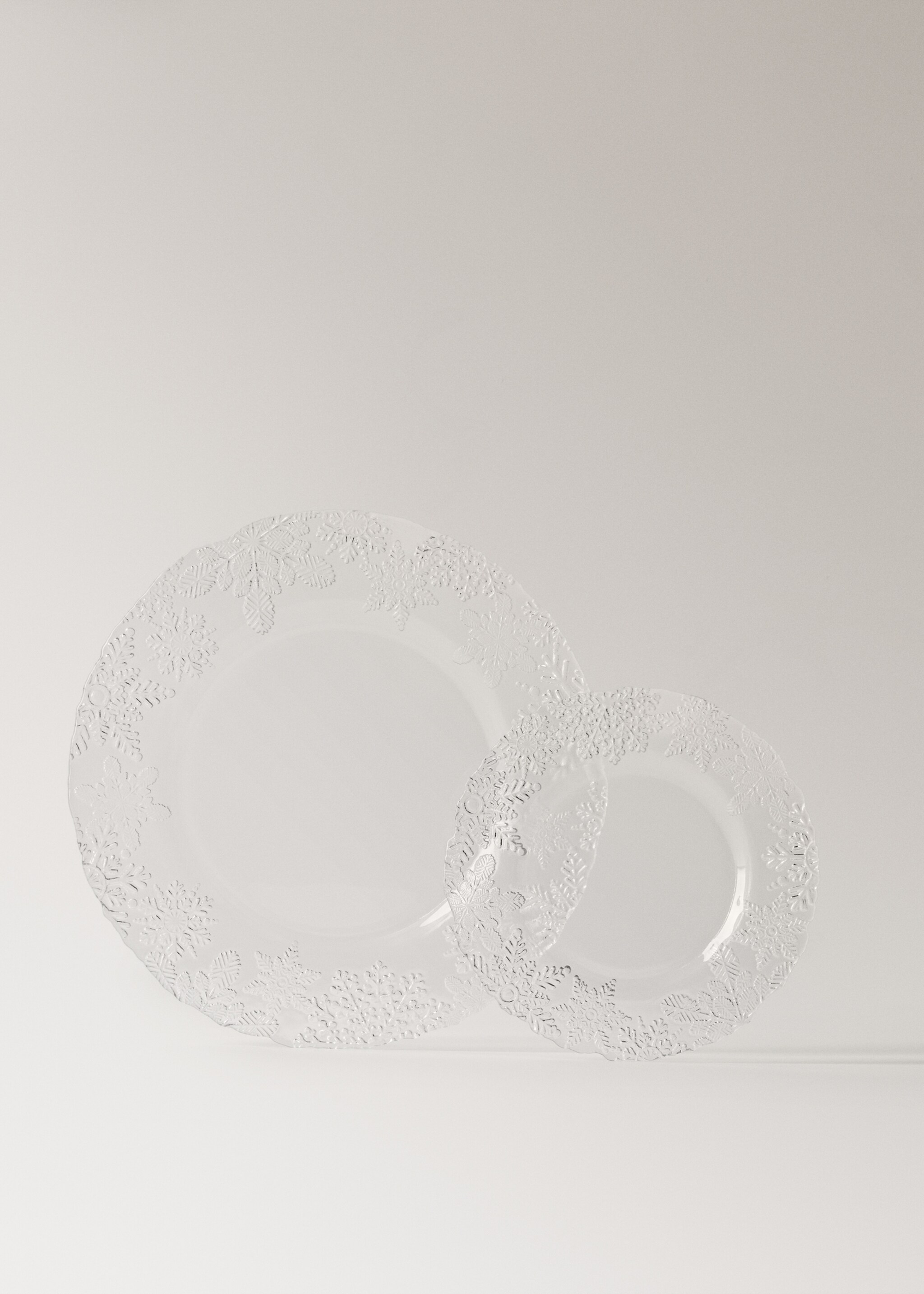 Glass charger plate with edge detail - Details of the article 3, Off White. Ref: 17087778-00.