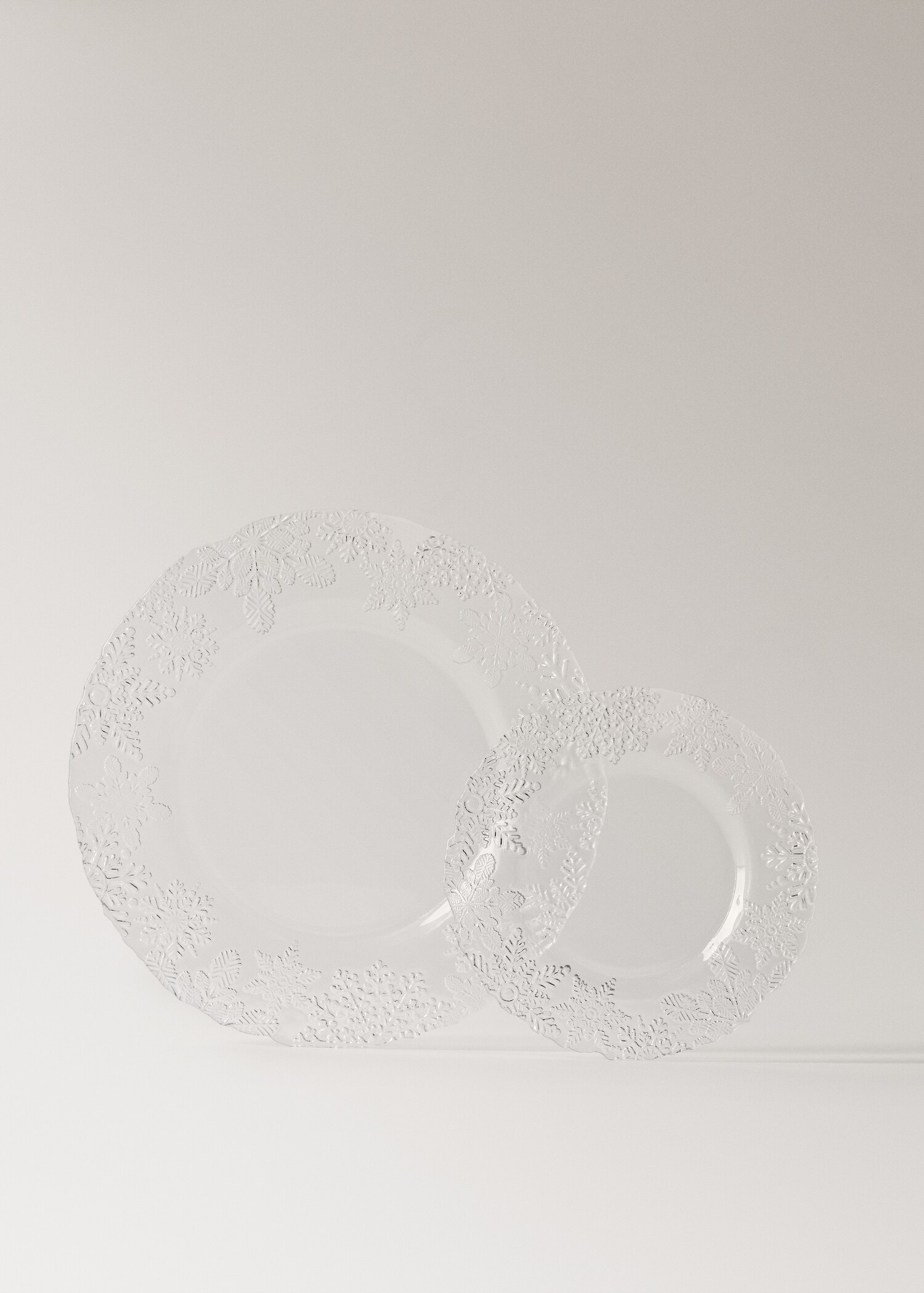 Glass charger plate with edge detail - Details of the article 3
