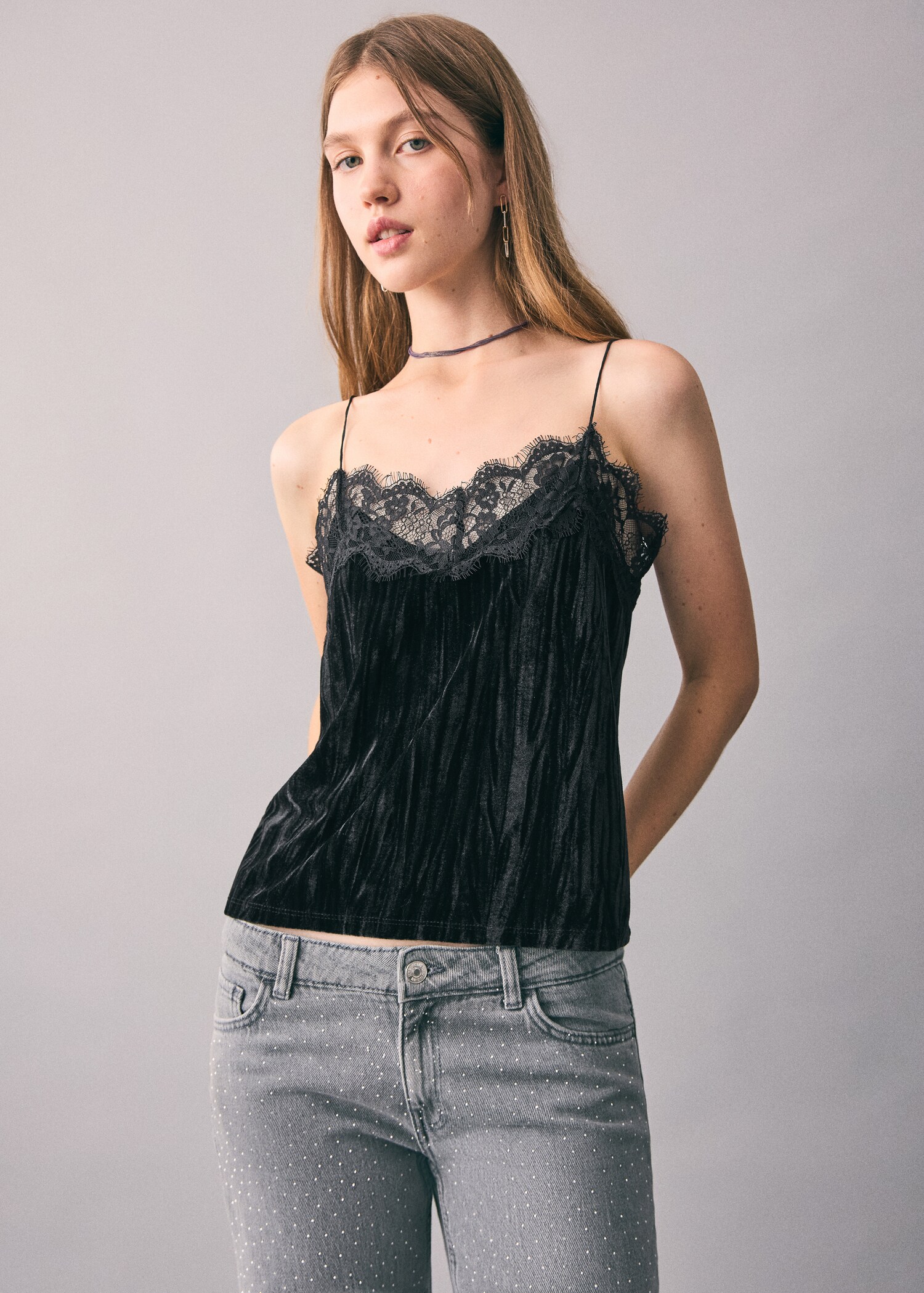 Top velours dentelle - Plan moyen