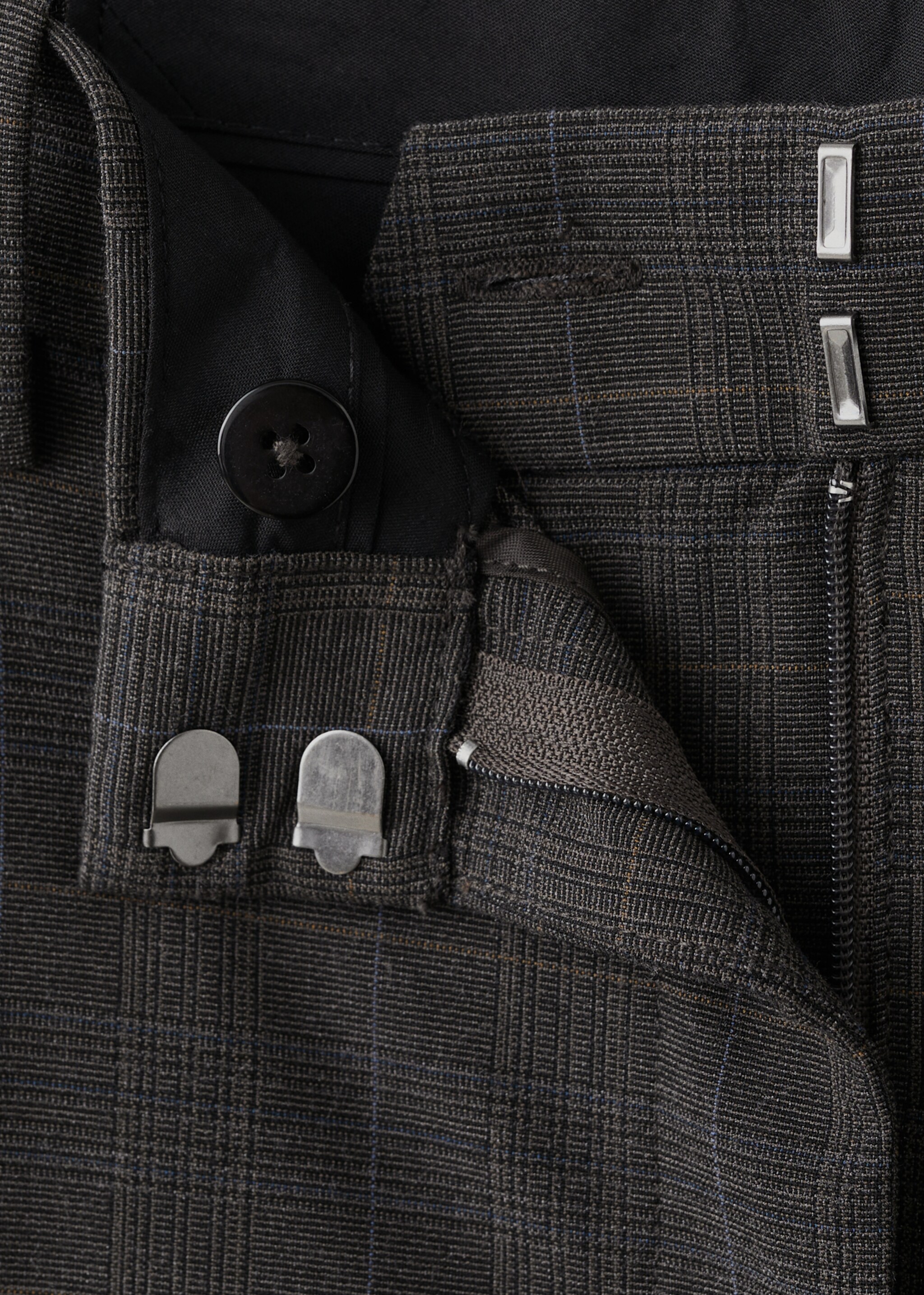 Check pleated trousers - Details of the article 8, Brown. Ref: 17087792-00.