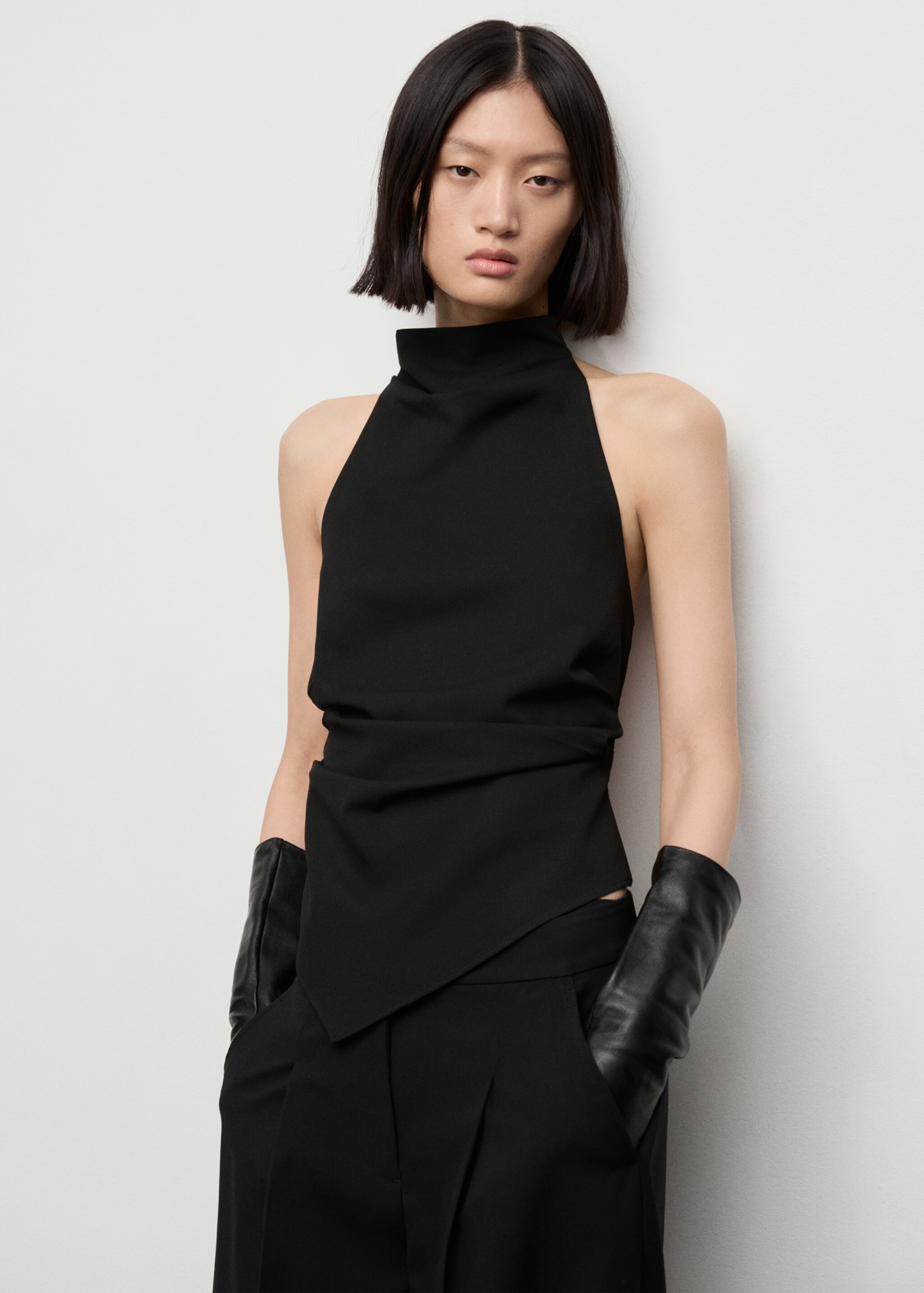 Halter top with open back - Plan moyen, Noir. Ref: 17087797-00.