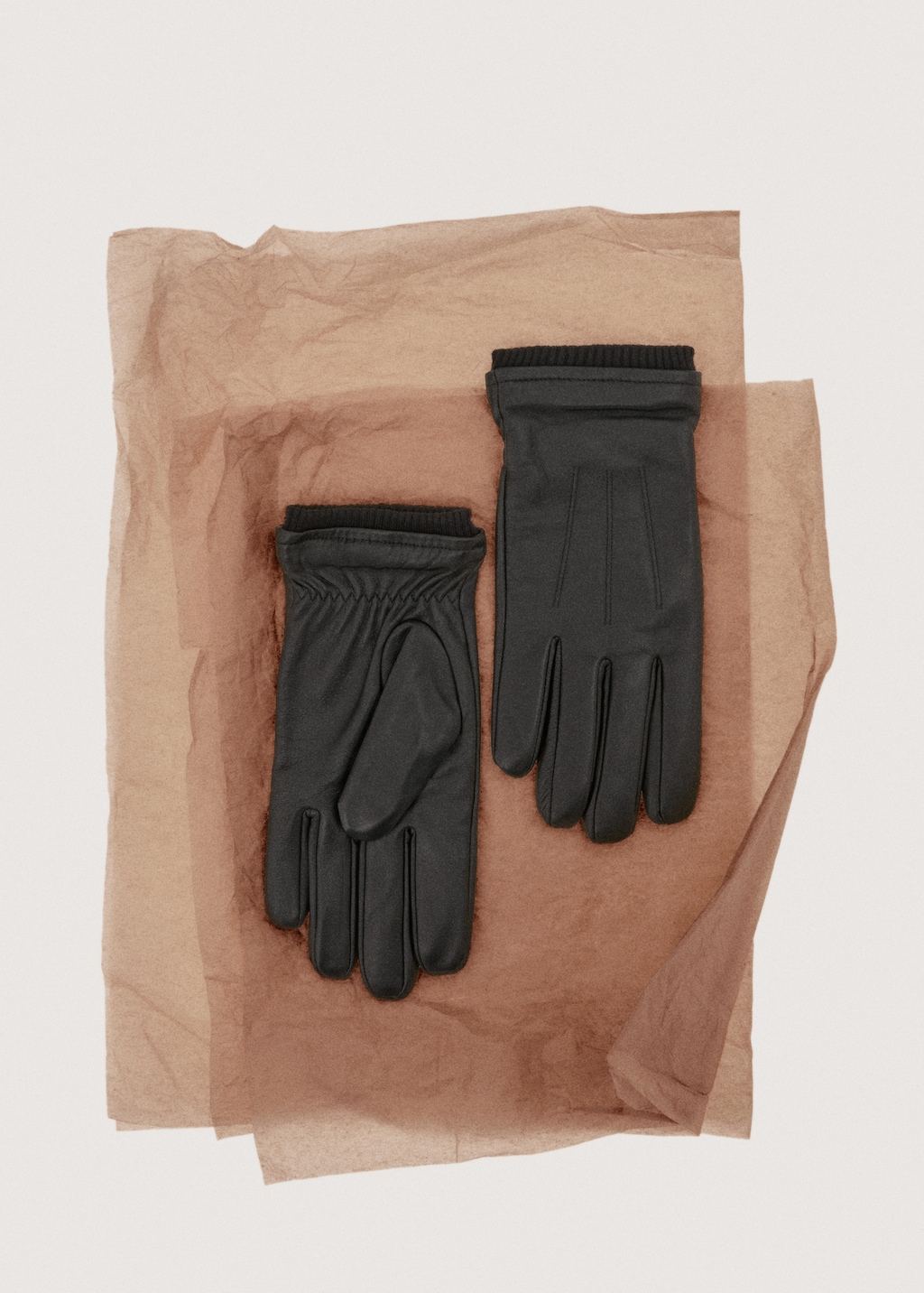 100% leather gloves with ruffled detail