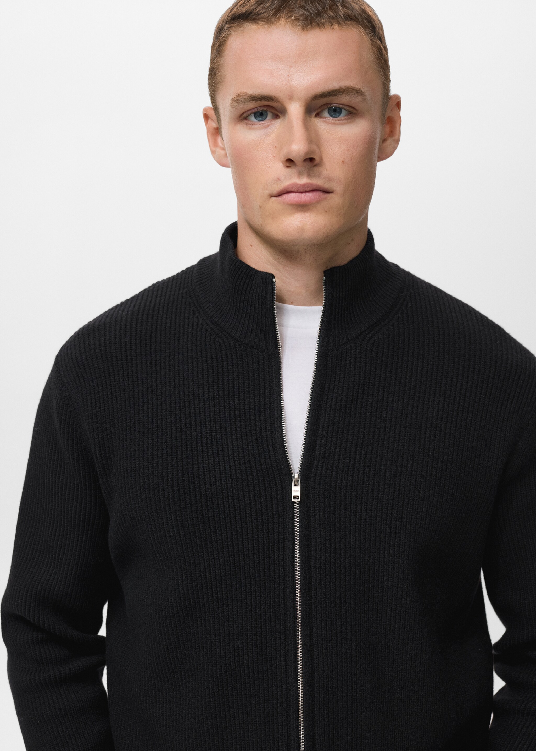 Ribbed-knit cardigan with zip - Details of the article 1, Black. Ref: 17087896-00.